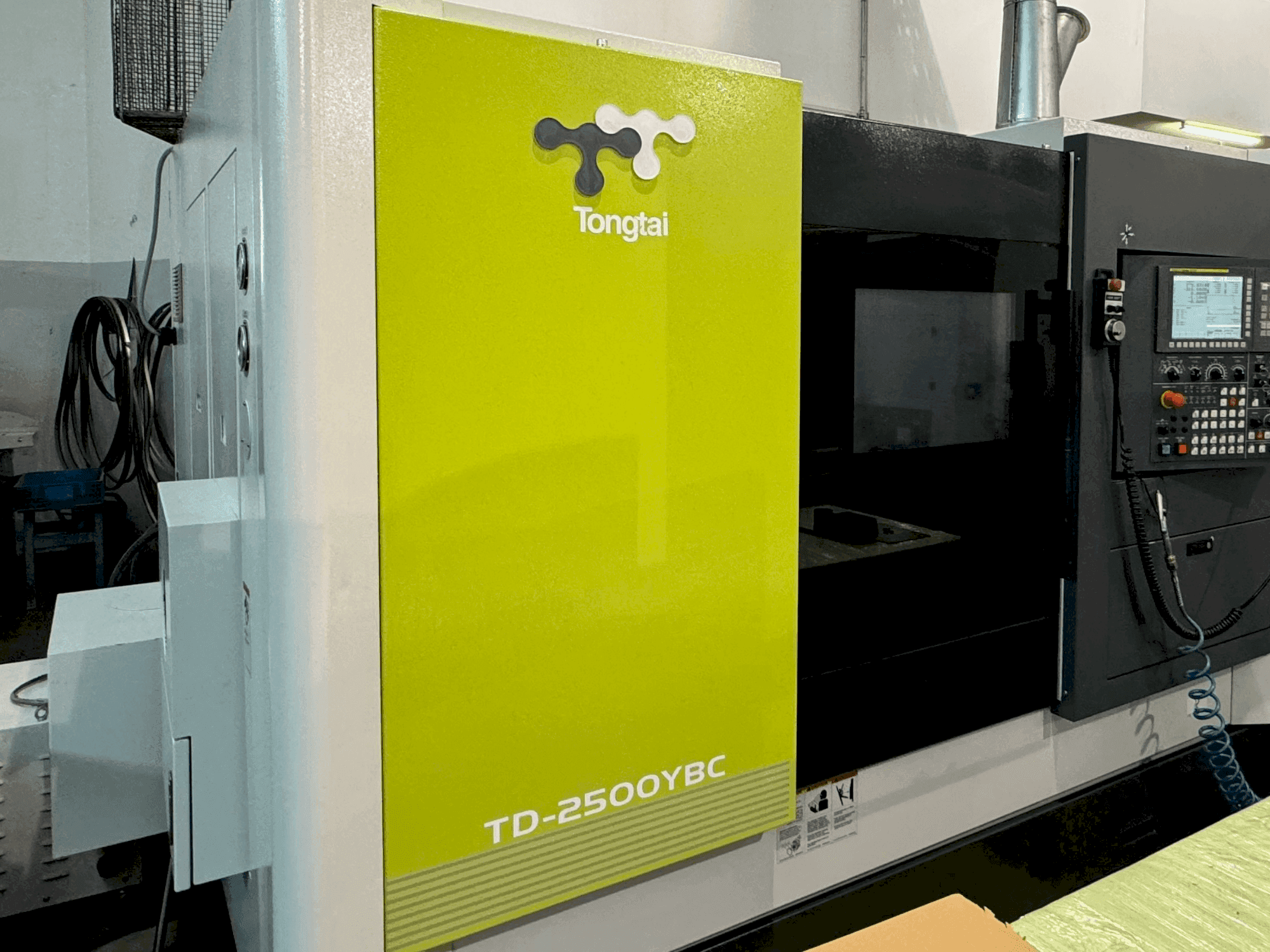 Vooraanzicht van Tongtai TD-2500YBC machine