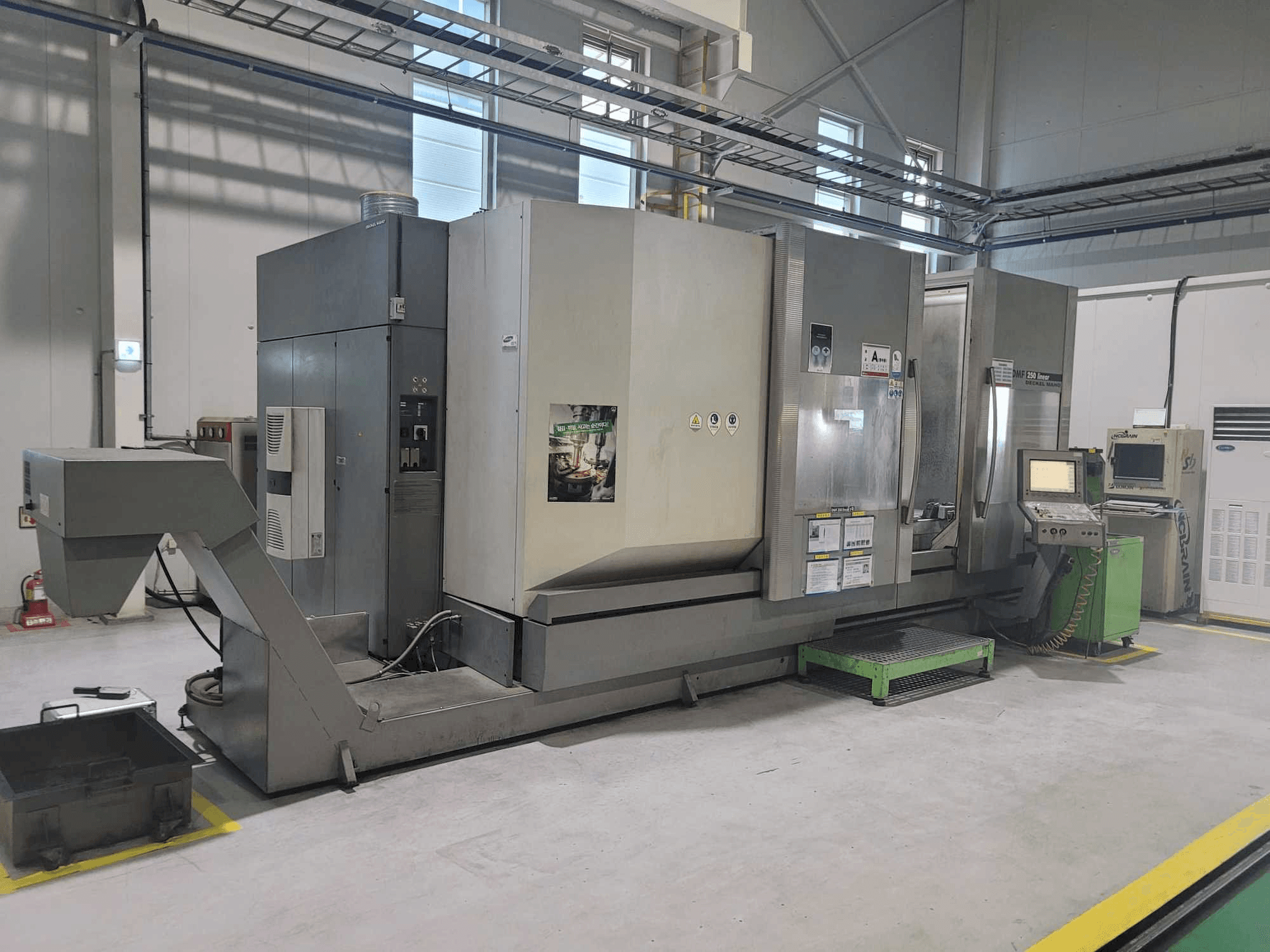 Linkerzijdeaanzicht van DECKEL MAHO DMF 250 linear machine