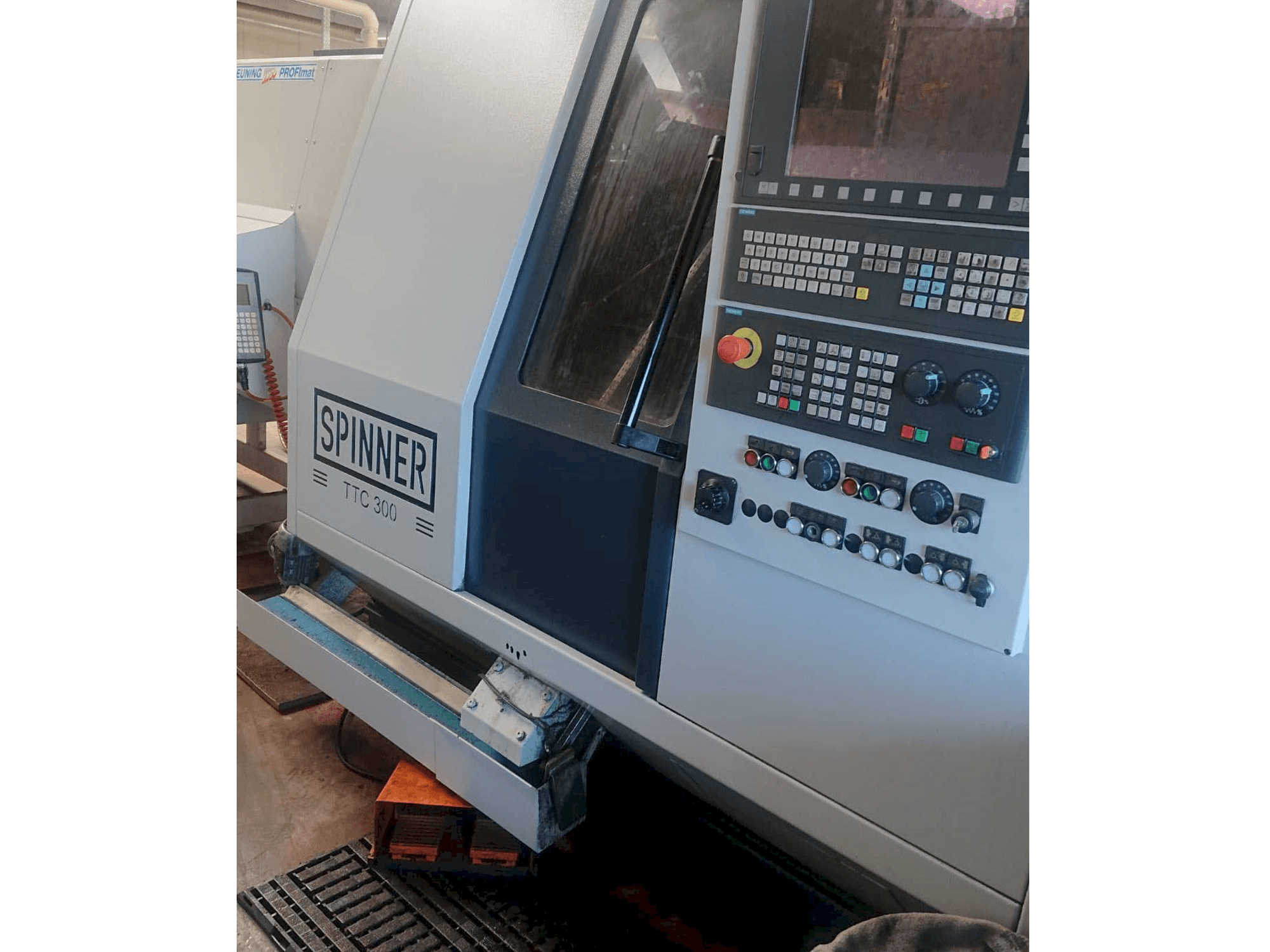 Vooraanzicht van SPINNER TTC300-52 SMMCY machine