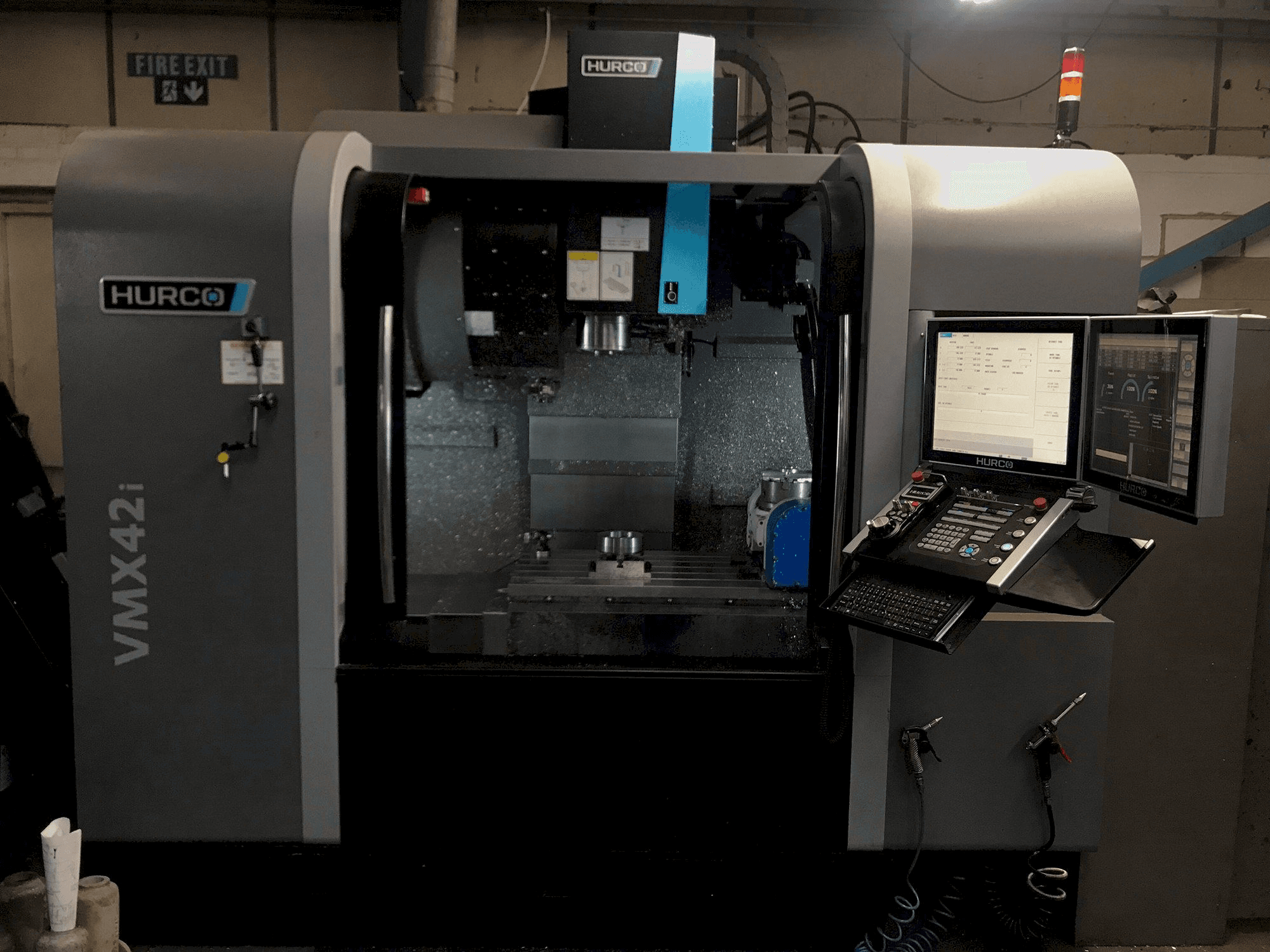 Vooraanzicht van Hurco VMX42i machine