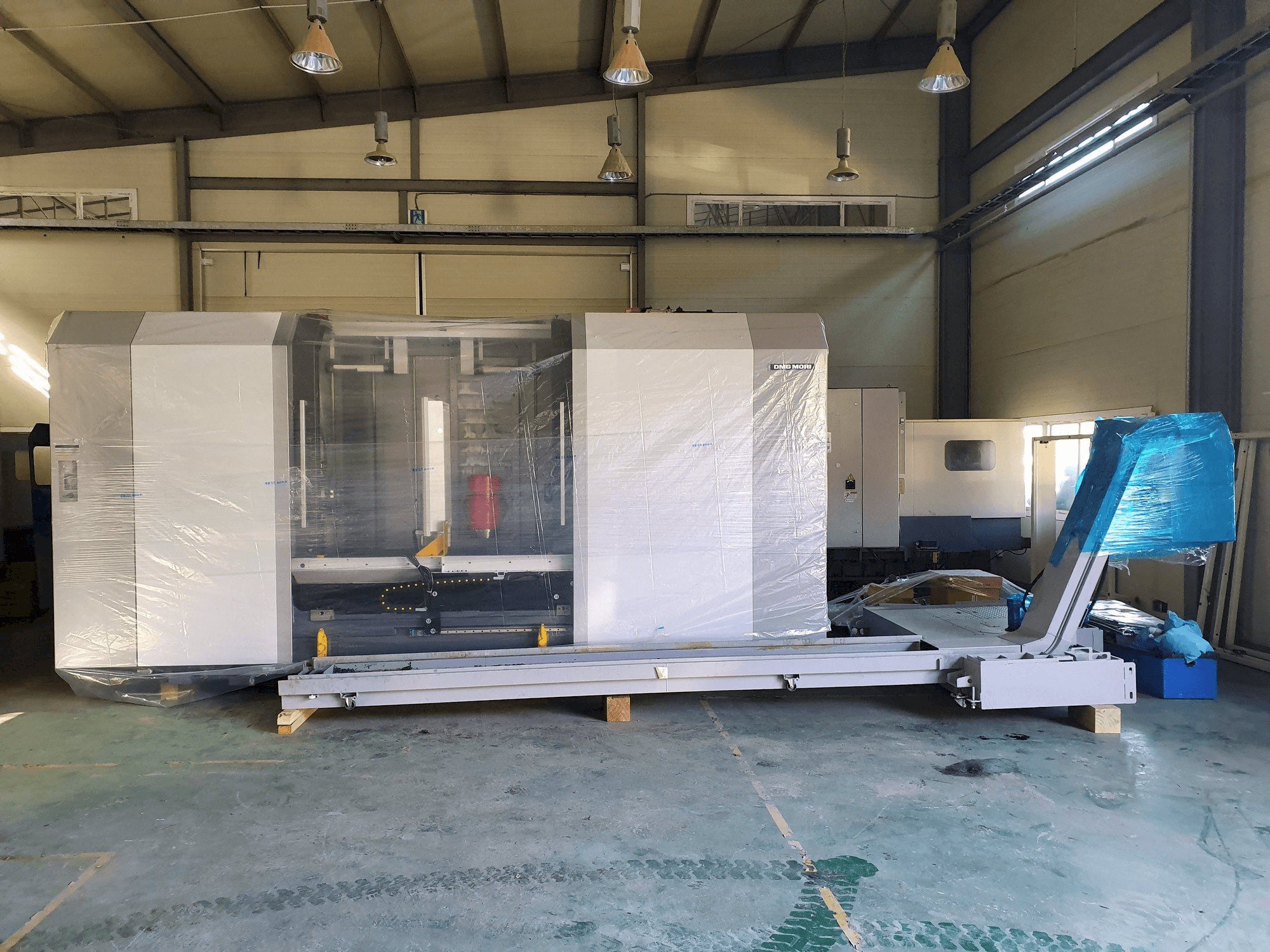 Vooraanzicht van DMG MORI NT4300DCG/1500 machine