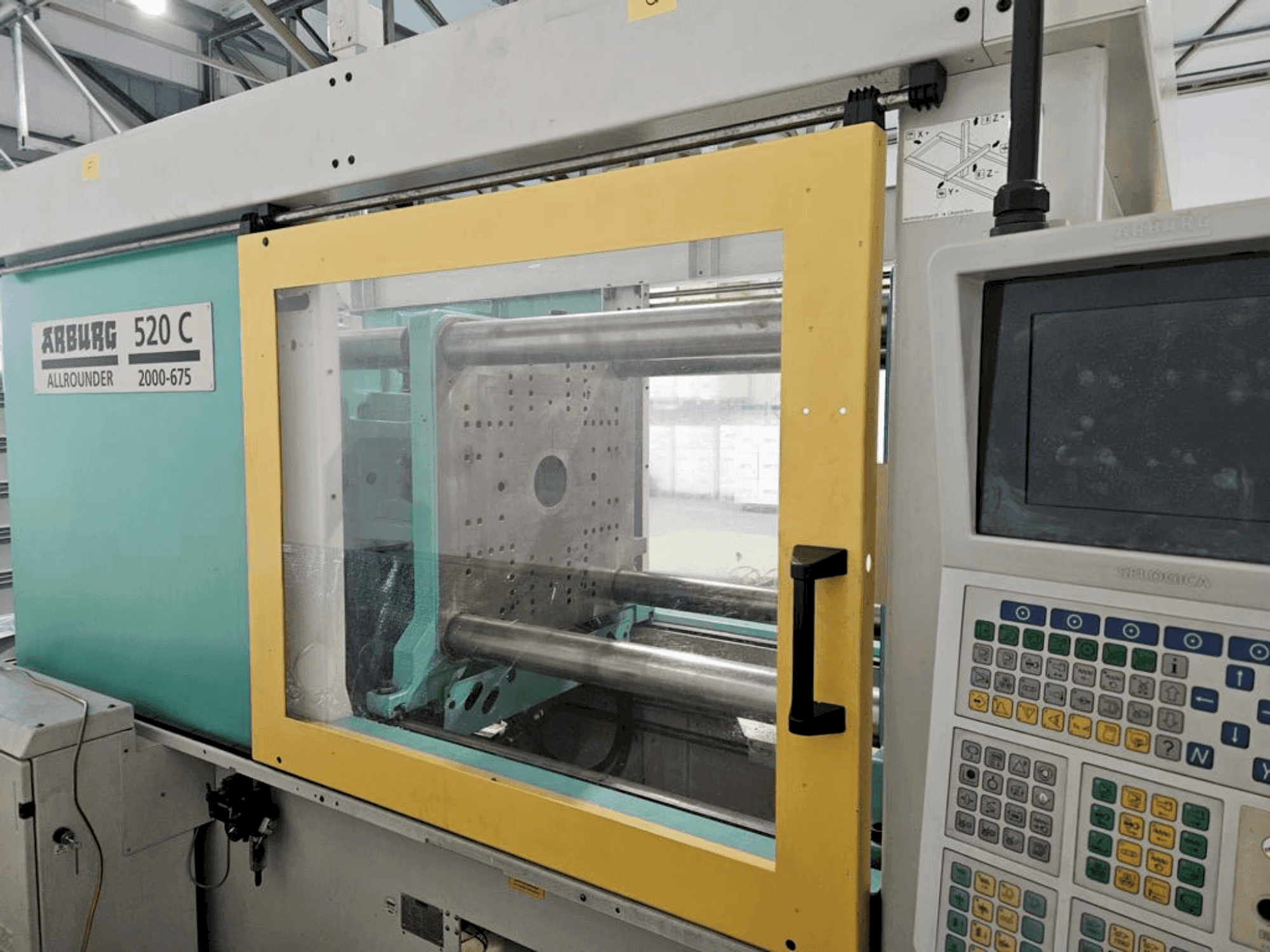 Vooraanzicht van Arburg Allrounder 520 C 2000-675 machine