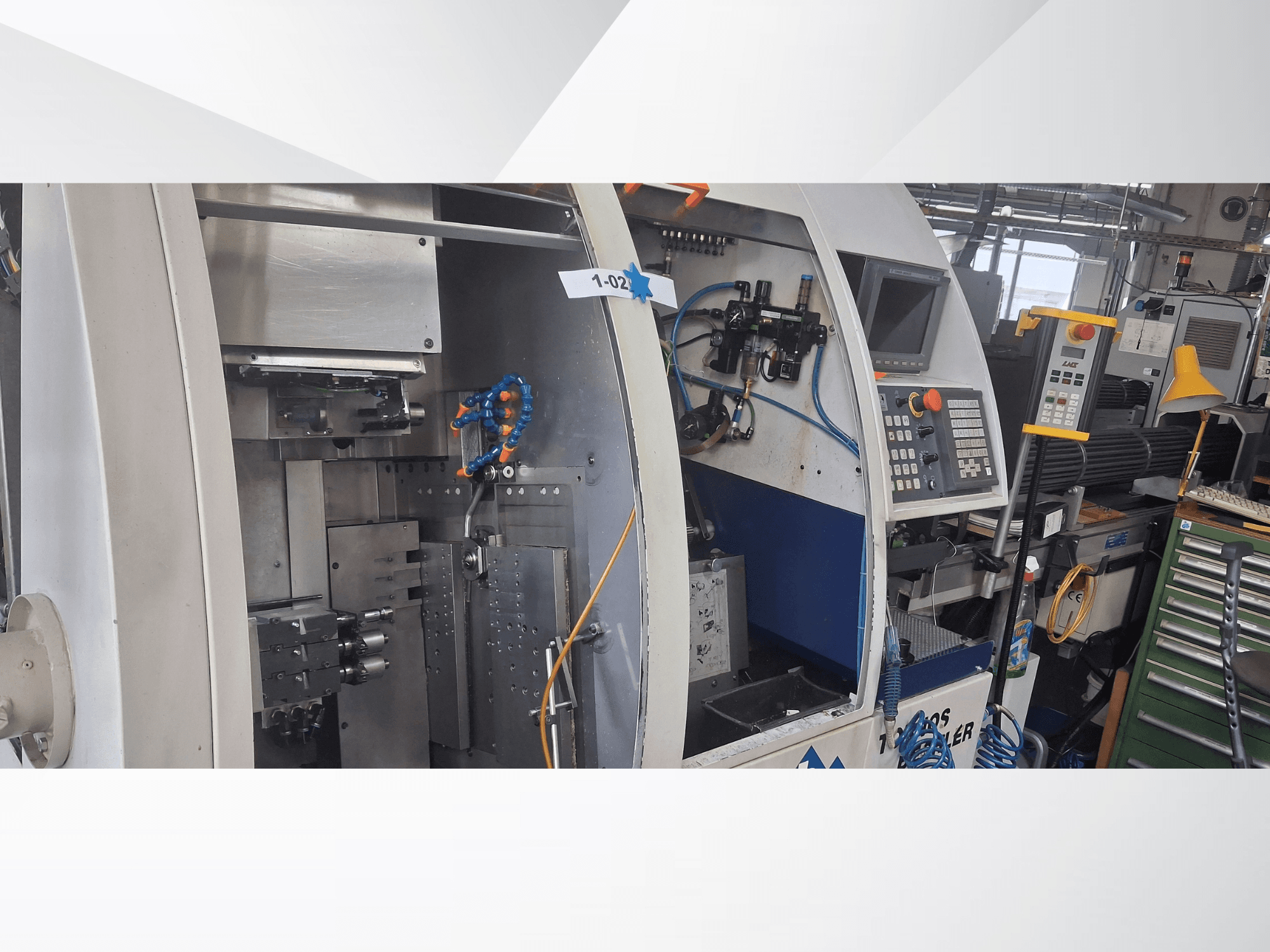 Zwitserse draaimachine TORNOS DECO 2000-10, vooraanzicht met bedieningspaneel, draaimechanisme en interne instellingen.