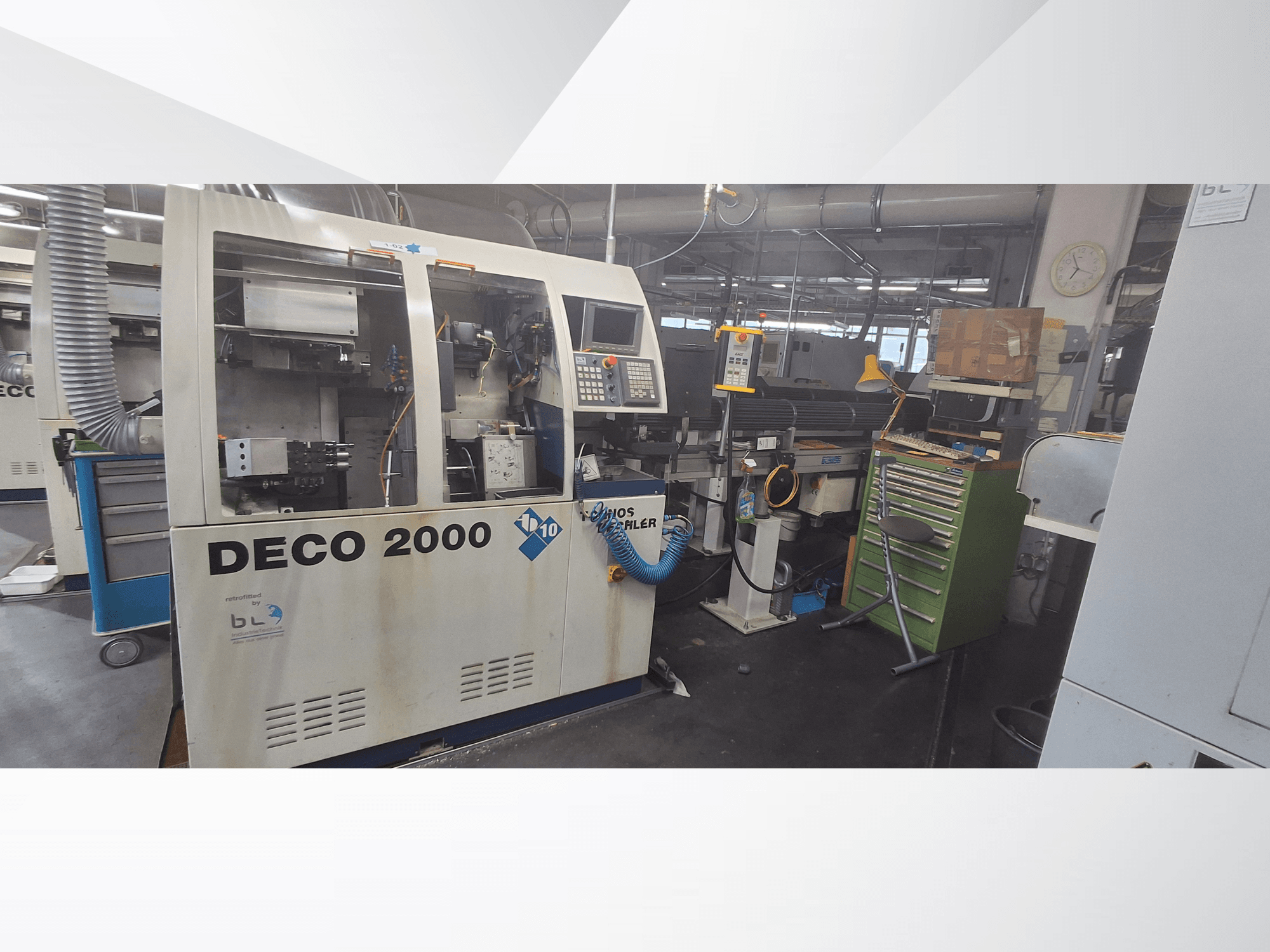 Zwitserse draaimachine TORNOS DECO 2000-10, vooraanzicht, met weergave van het bedieningspaneel en de laadruimte in een werkplaatsomgeving.