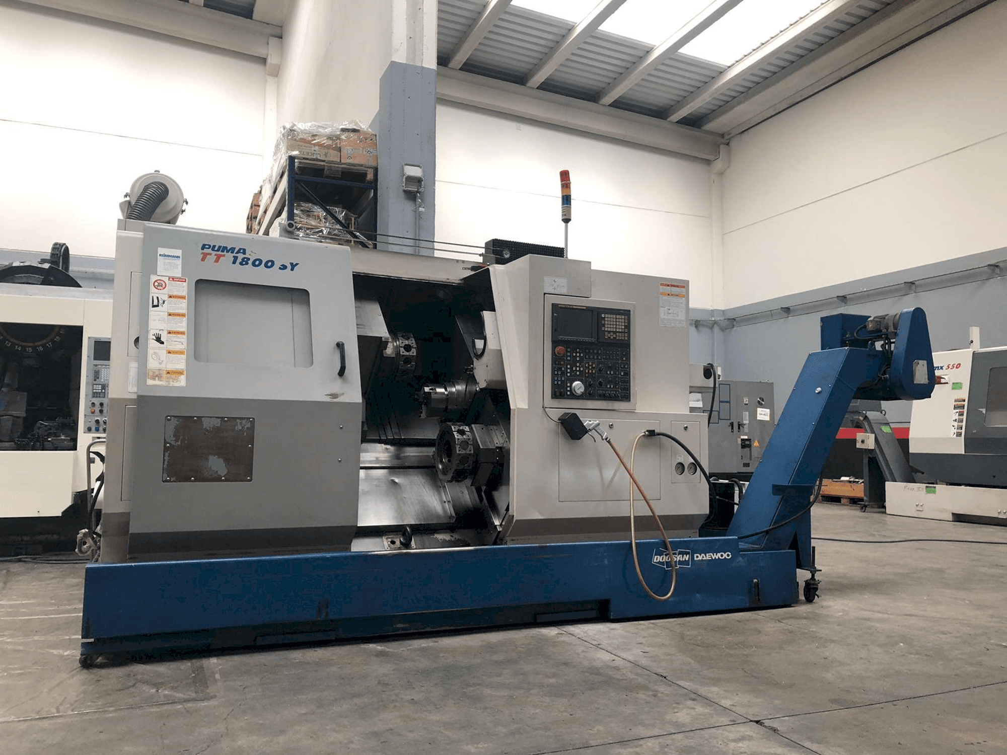 Vooraanzicht van Doosan Puma TT1800SY machine