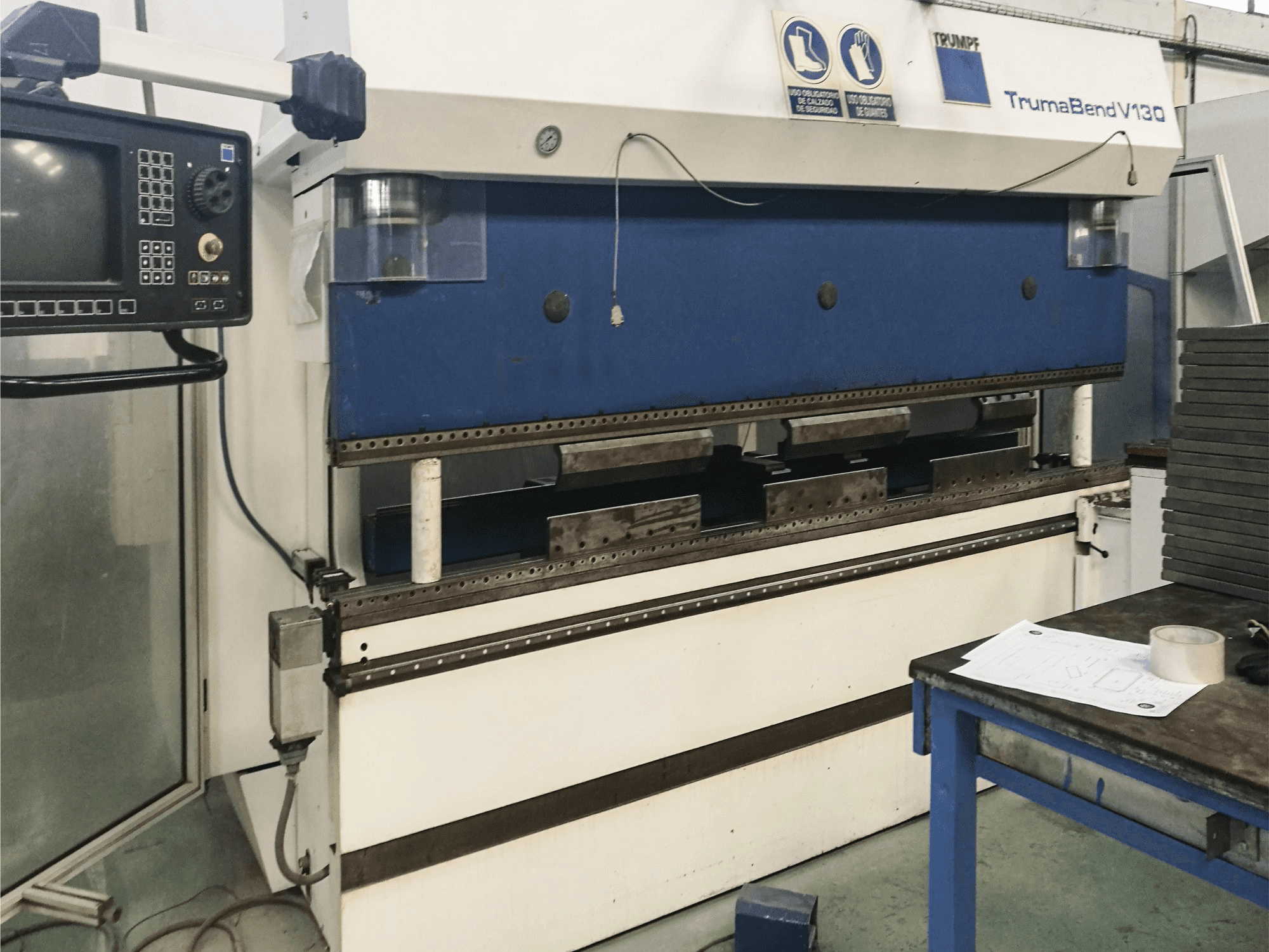 Links zicht van Trumpf TrumaBend V130 machine