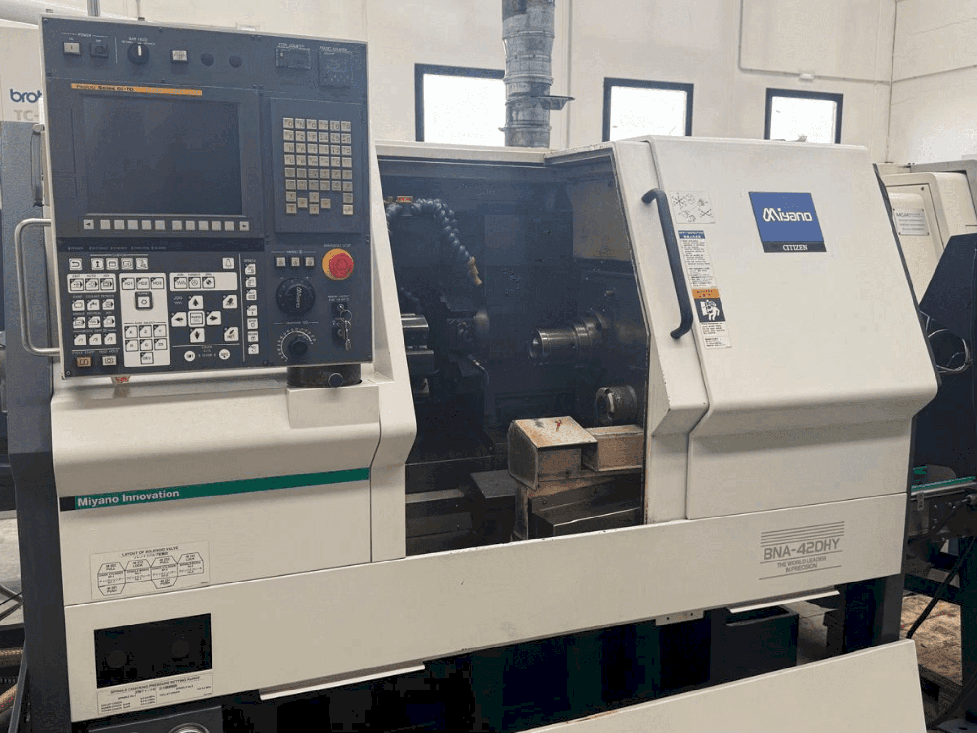 Vooraanzicht van Miyano BNA-42DHY machine