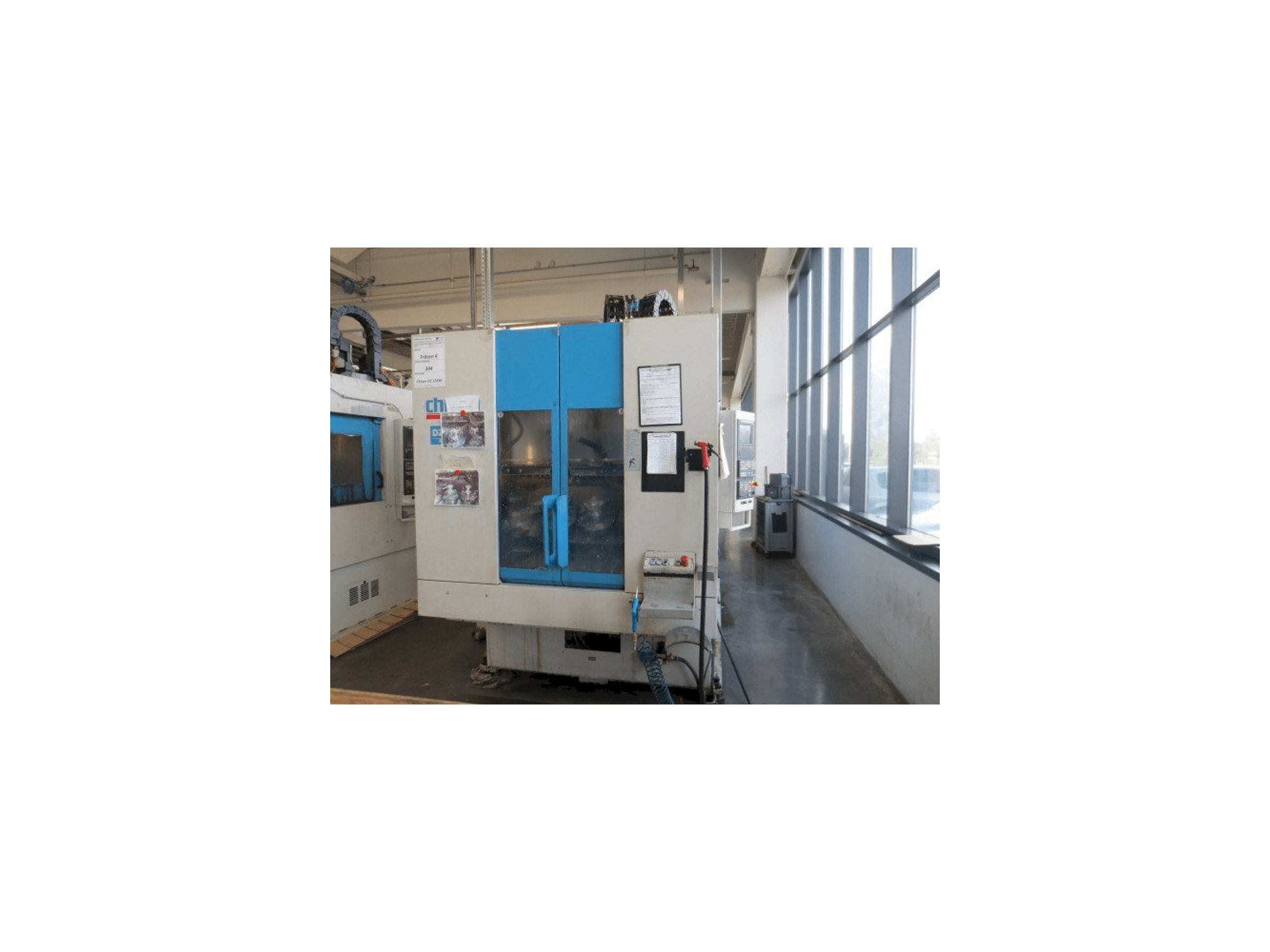 Vooraanzicht van CHIRON DZ 15K W machine