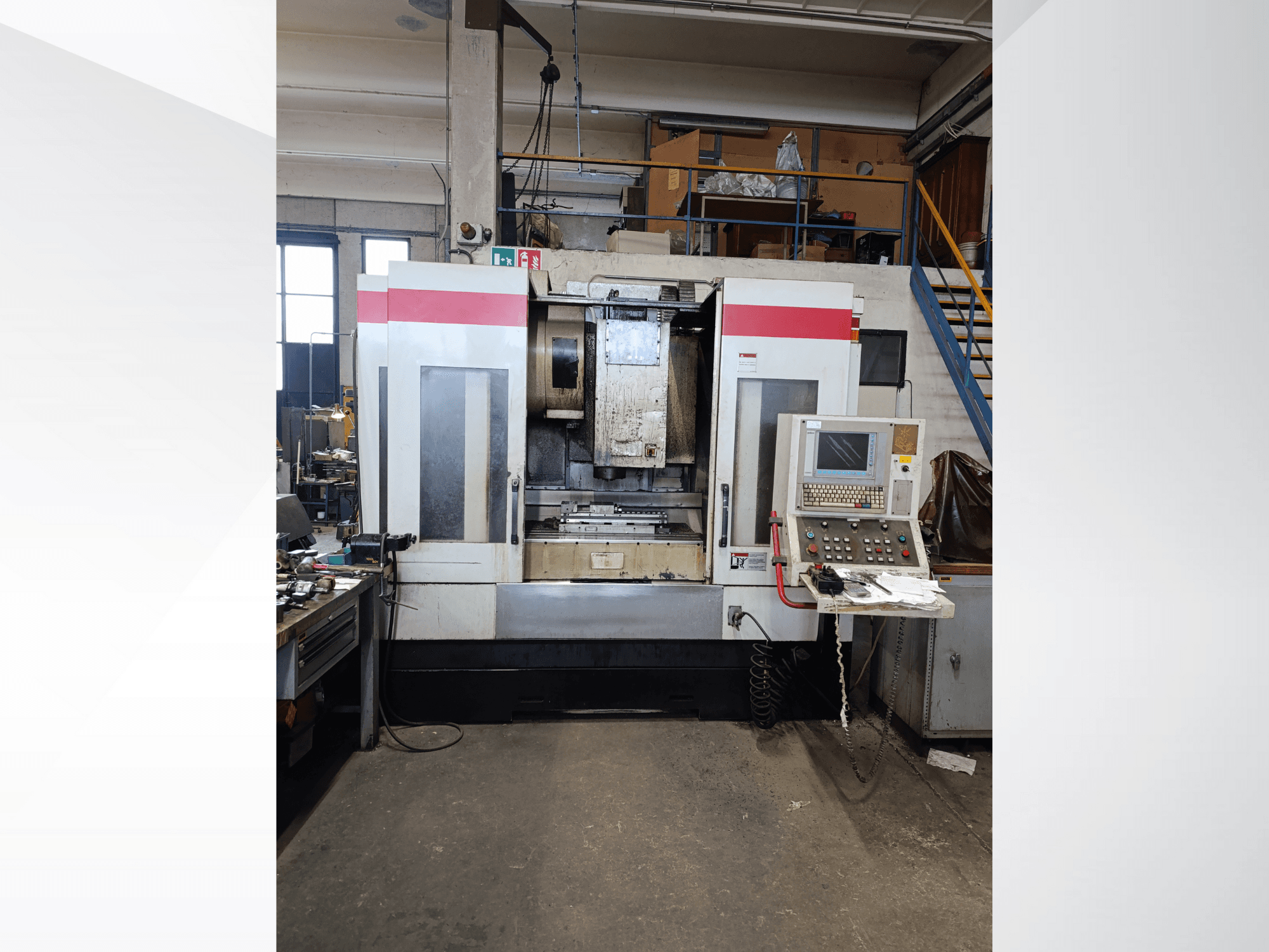 CNC machine met bedieningspaneel en bedieningsinterface, vooraanzicht. Merk en model niet zichtbaar; details zijn onder andere bedieningsknoppen en display.