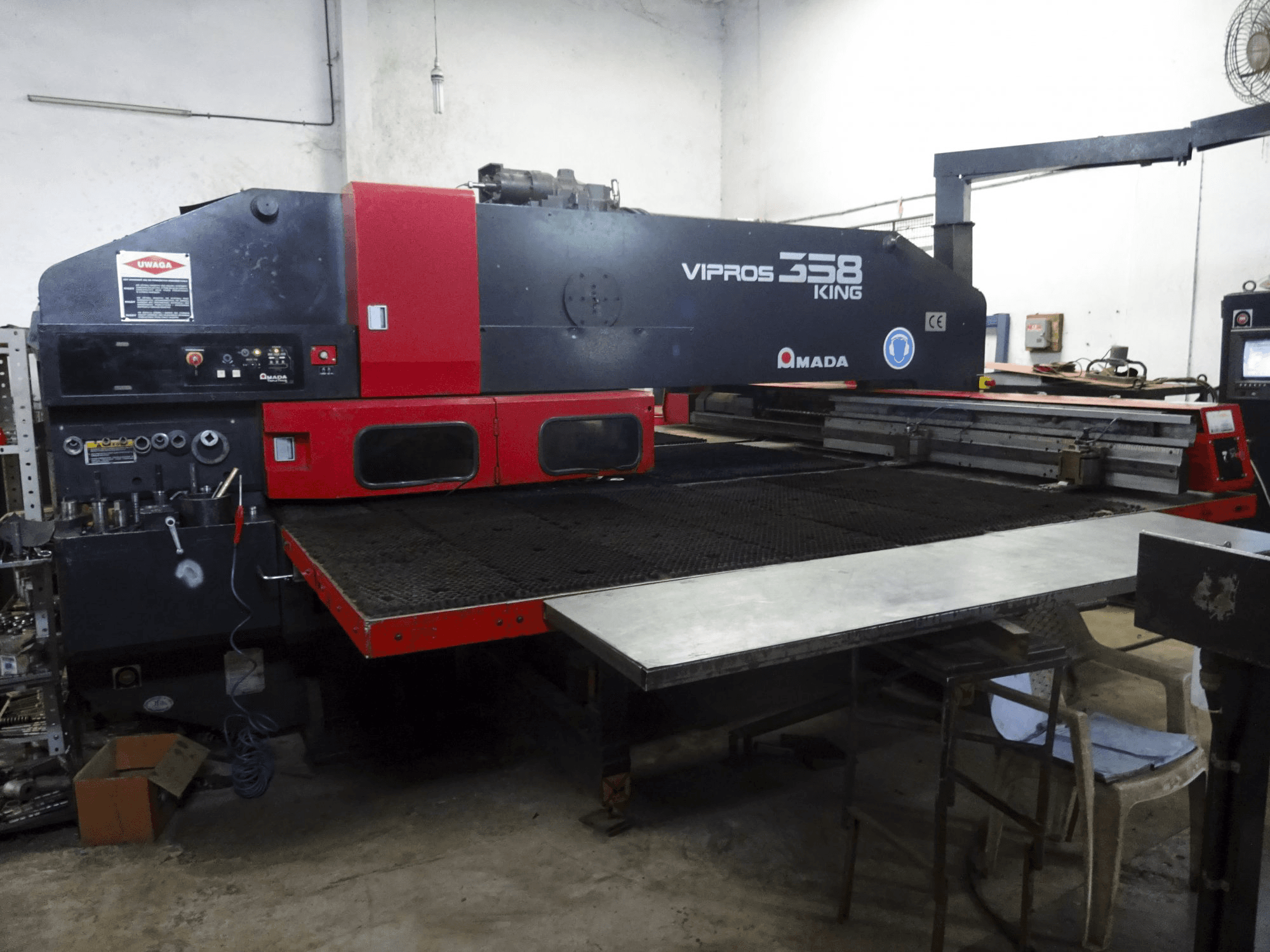 Links zicht van AMADA Vipros 358 King machine