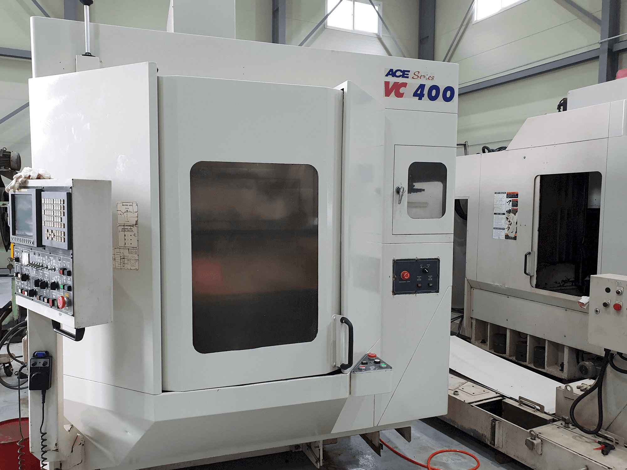 Vooraanzicht van DAEWOO Doosan Ace VC400 machine