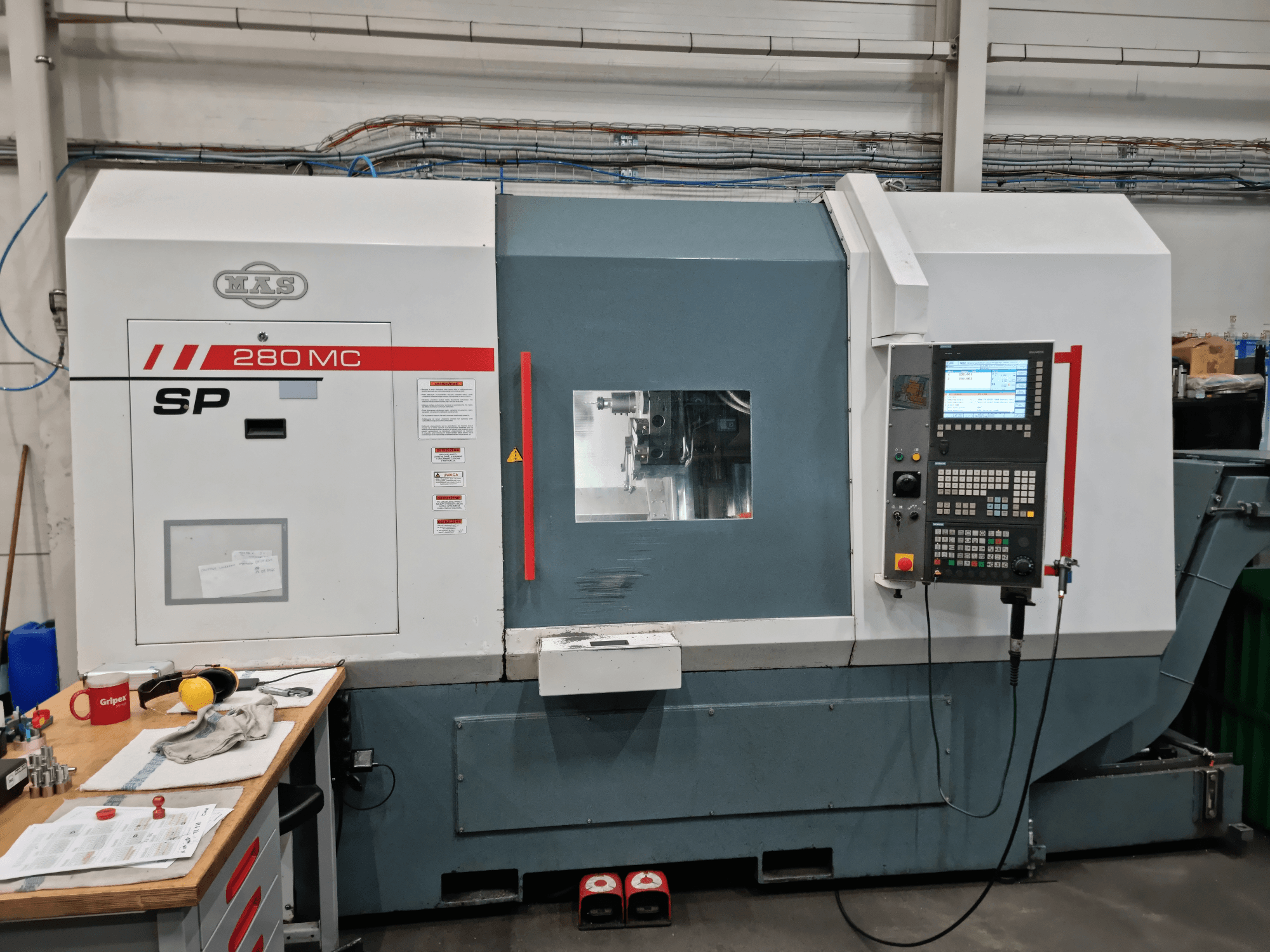 KOVOSVIT MAS SP 280 MC horizontale draaimachine in vooraanzicht, met bedieningspaneel en bedieningsvenster.