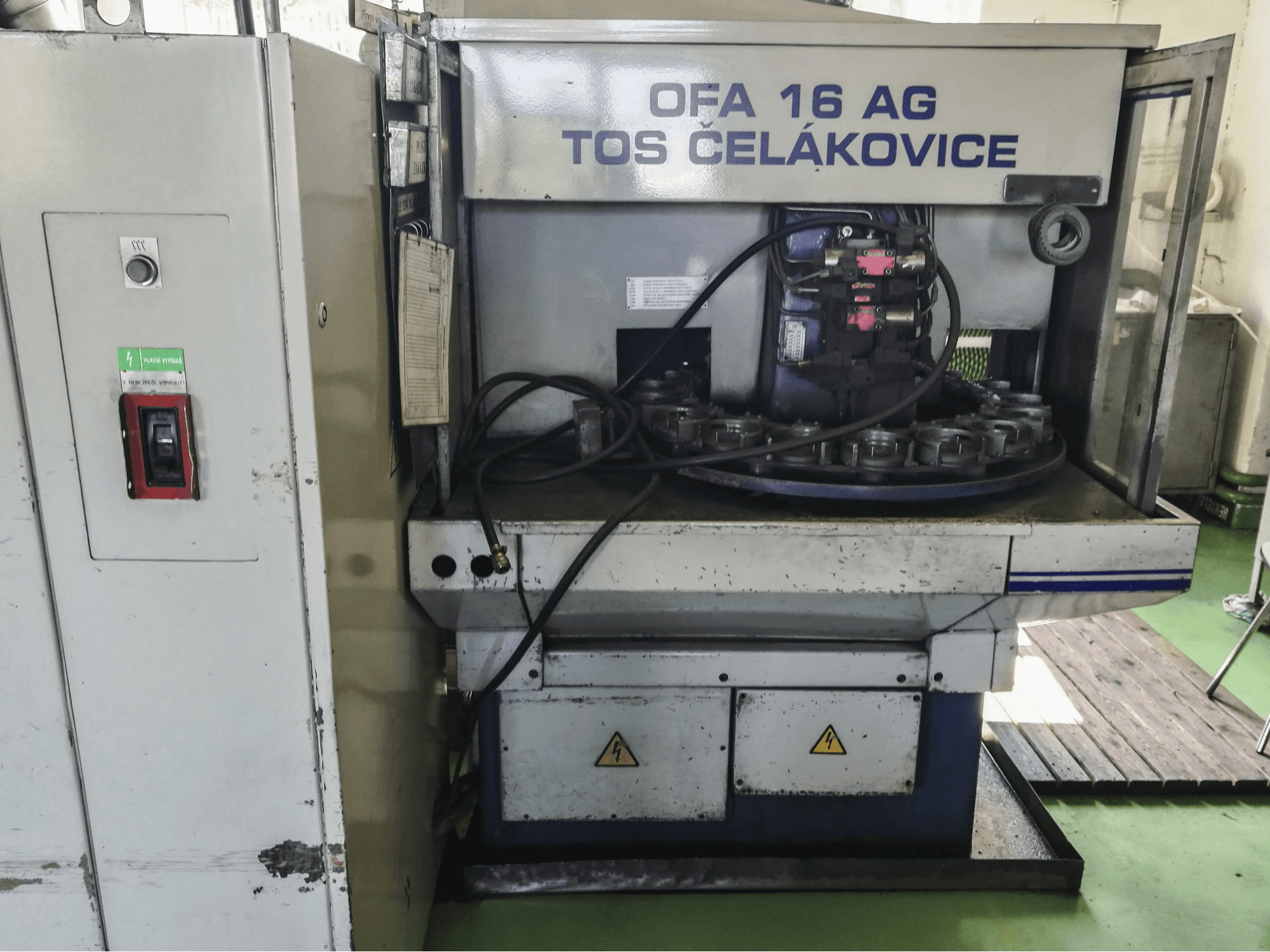 Vooraanzicht van TOS OFA 16 AG machine