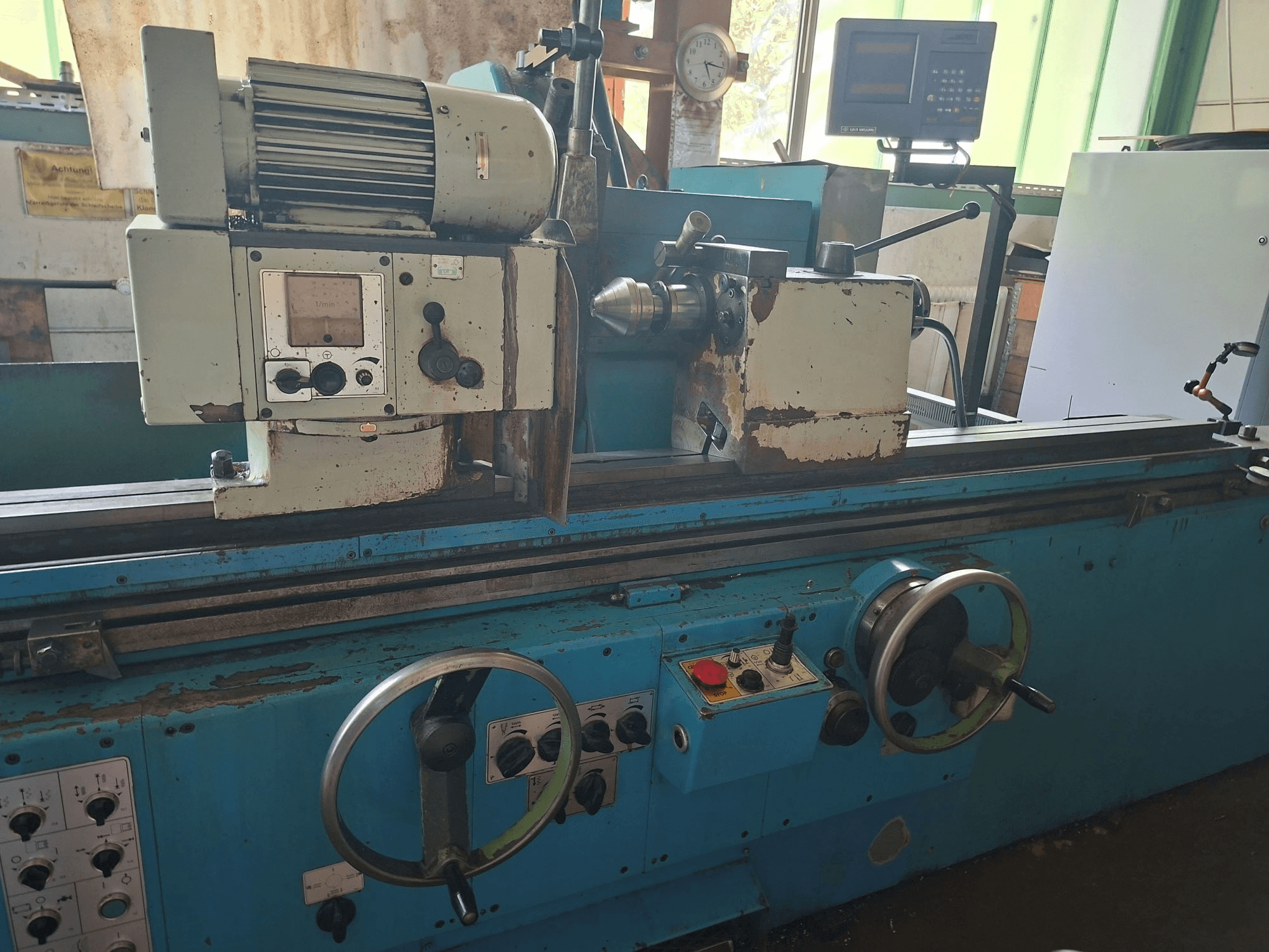 Cetos BHU 50 A x 2000 cilindrische slijpmachine, vooraanzicht, met weergave van de bedieningselementen, de motor en het werkgebied in een werkplaatsomgeving.