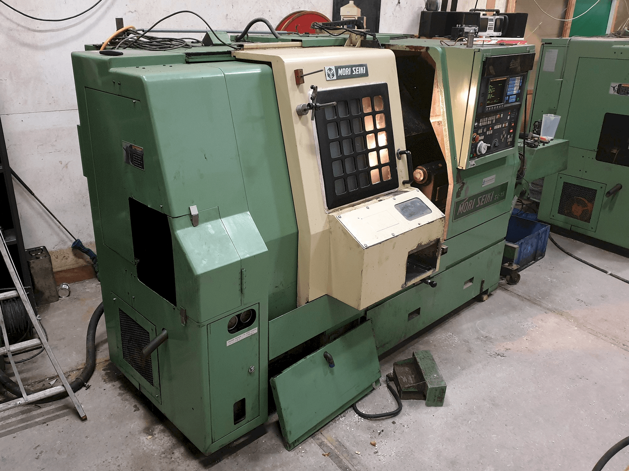 Links zicht van MORI SEIKI SL-15 machine