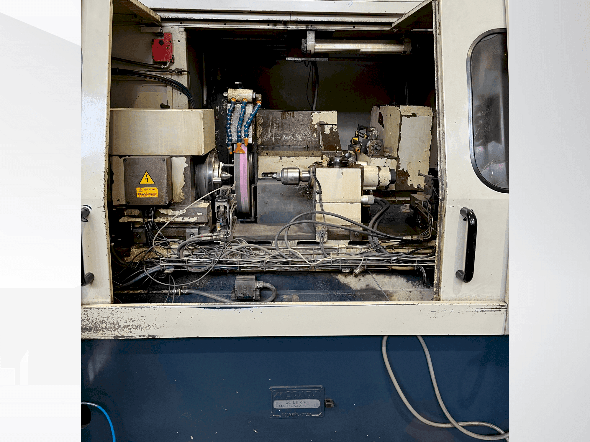 Vooraanzicht van MORARA GC I/E CNC machine