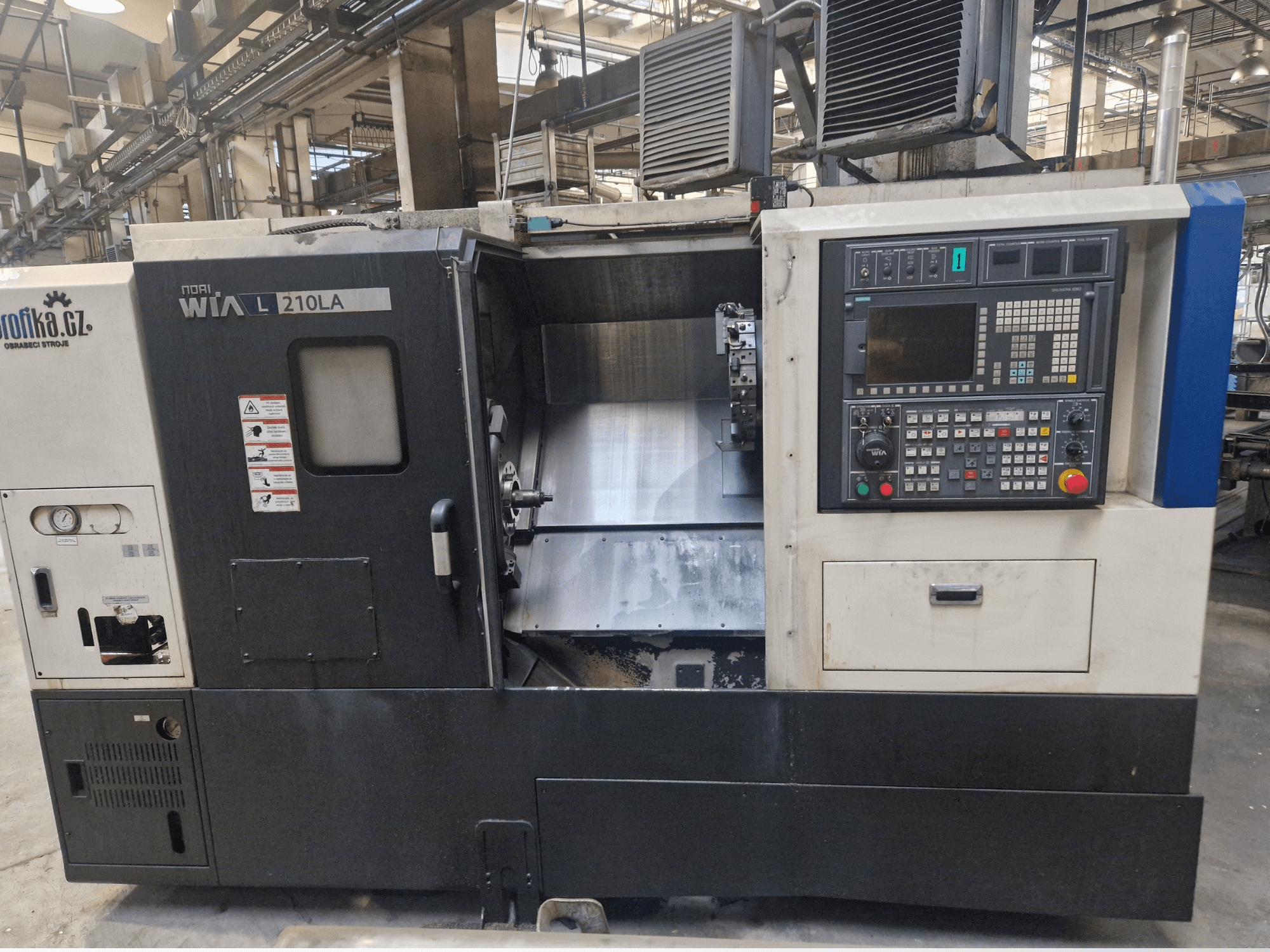 WIA L210LA CNC draaibank, vooraanzicht, met bedieningspaneel met knoppen, display en een zichtbaar bewerkingsgebied.