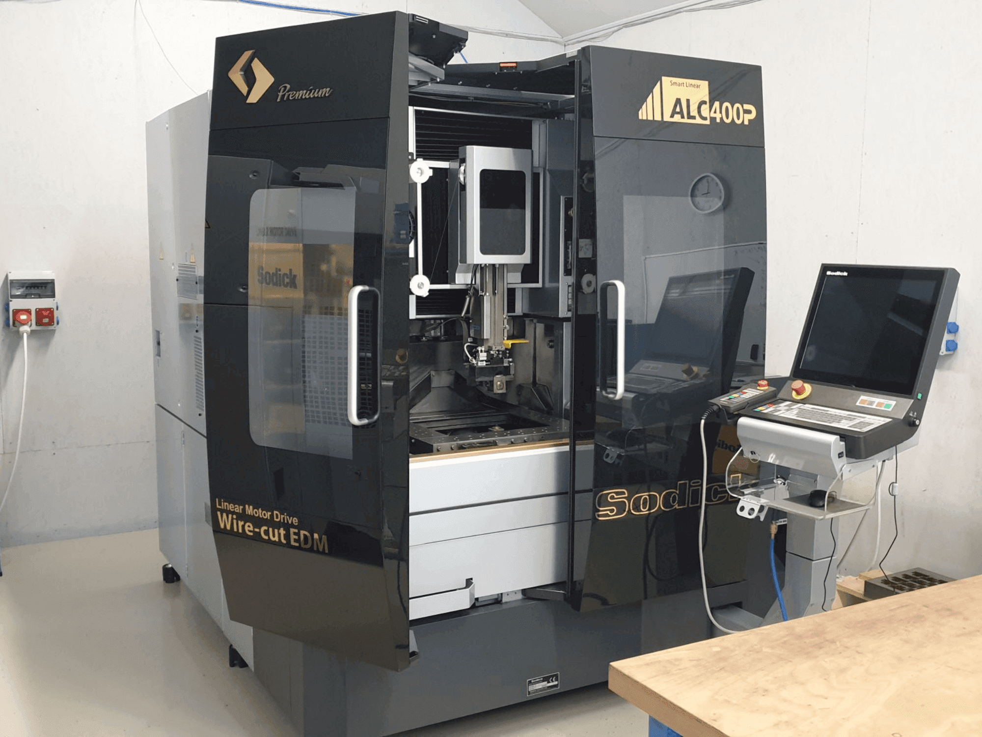 Vooraanzicht van Sodick SODICK ALC400P machine