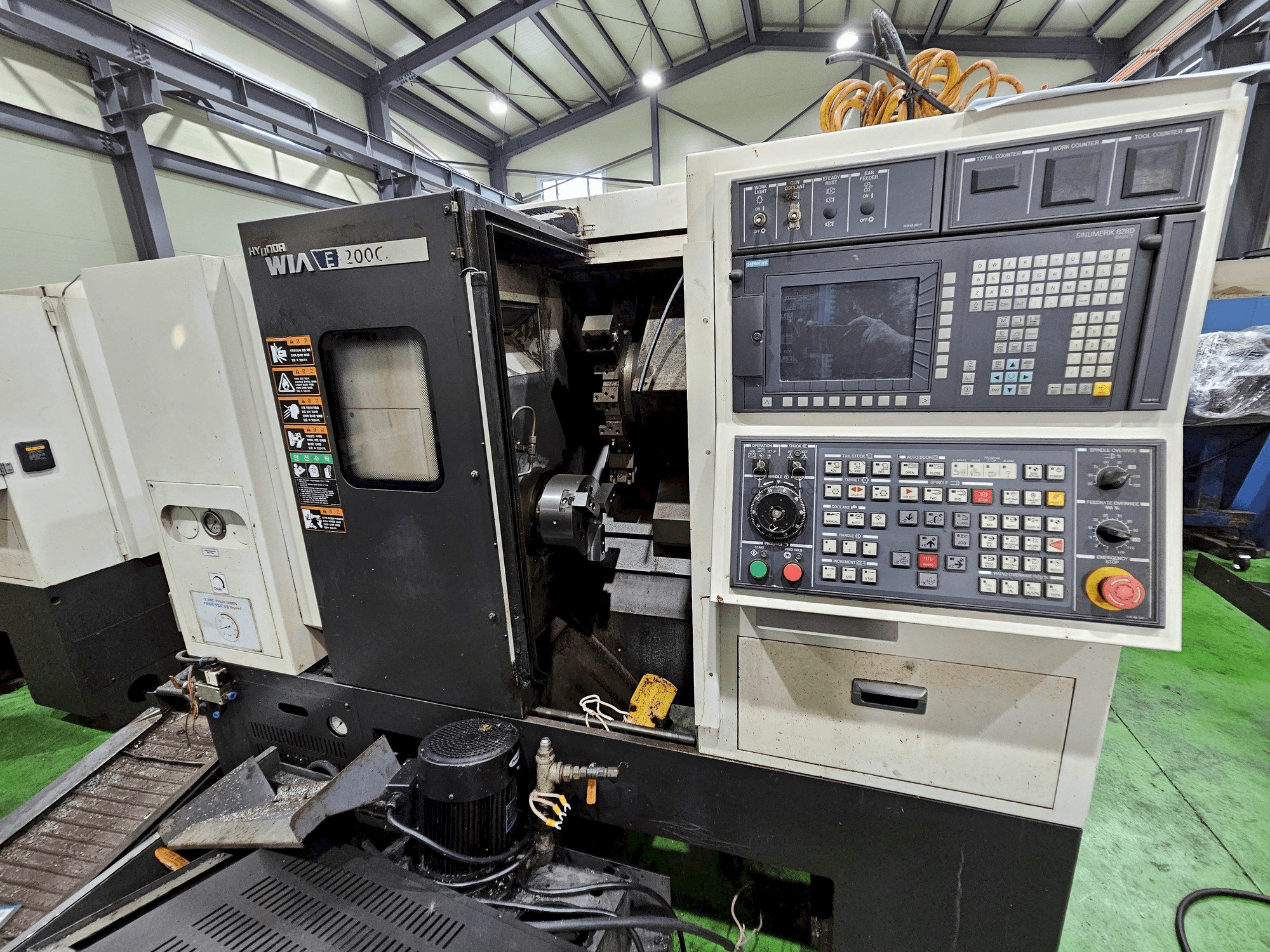 Vooraanzicht van Hyundai Wia E200C machine