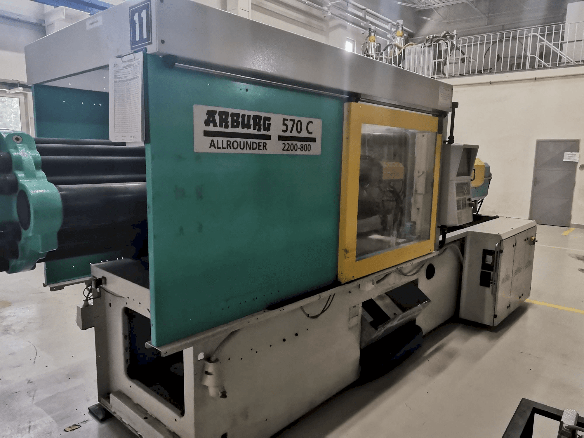 Vooraanzicht van Arburg 570C 2200 - 800 machine