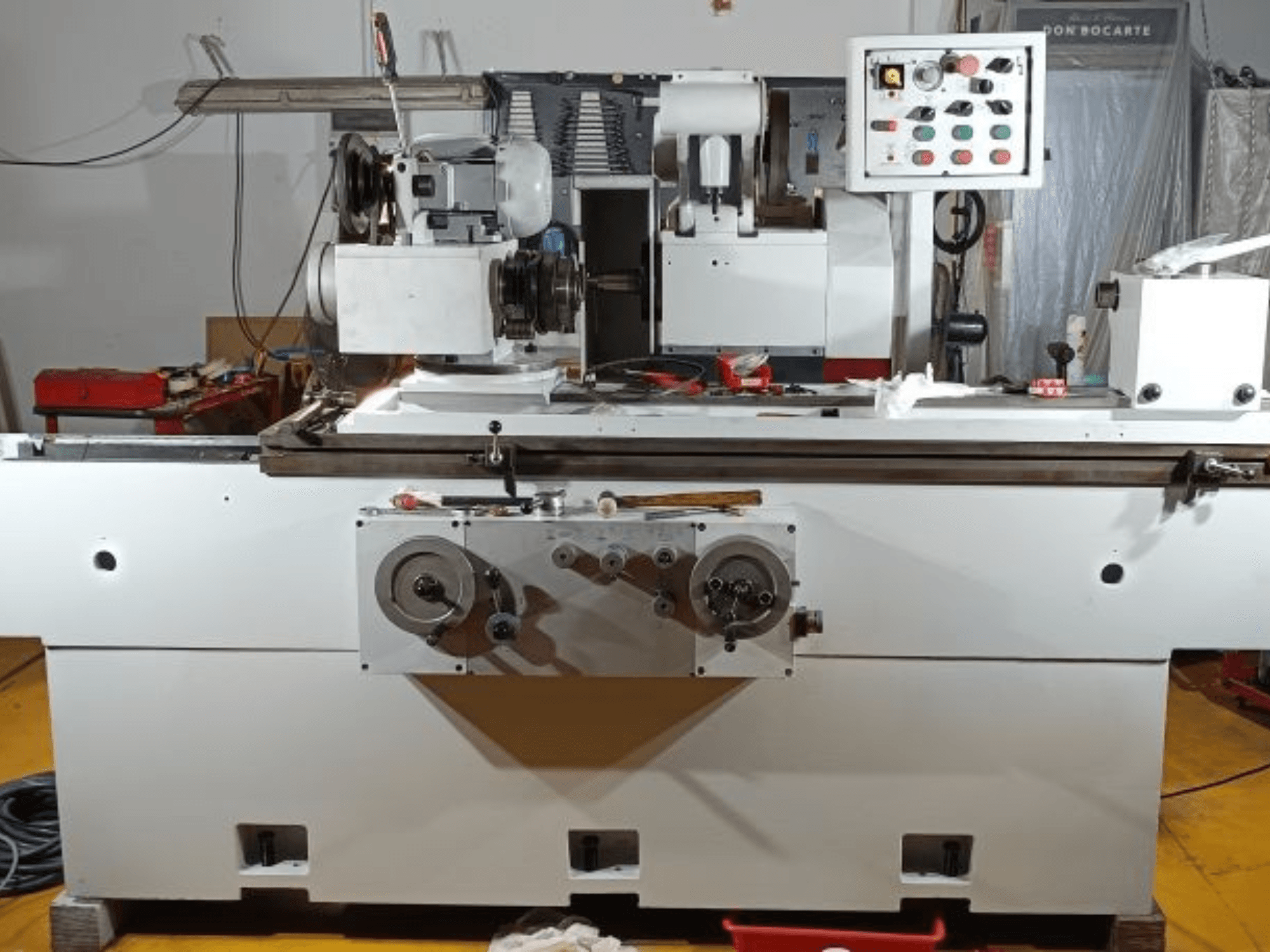 Cilindrische slijpmachine GER RHC 1000 in vooraanzicht, met bedieningspaneel en slijpschijfopstelling.