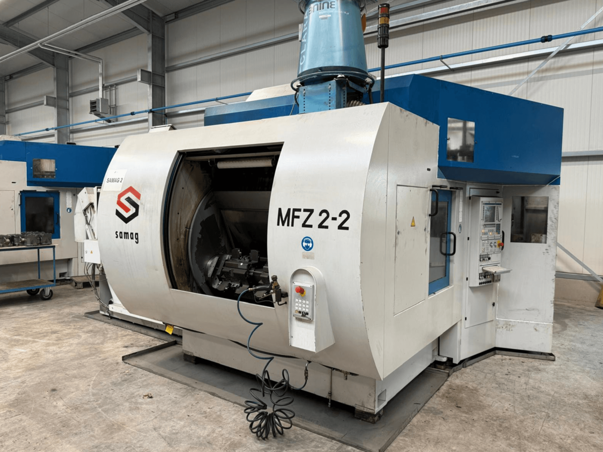 Samag MFZ 2-2 freesmachine in zijaanzicht, met een grote, open kamer en bedieningspaneel met verschillende knoppen en draaiknoppen.