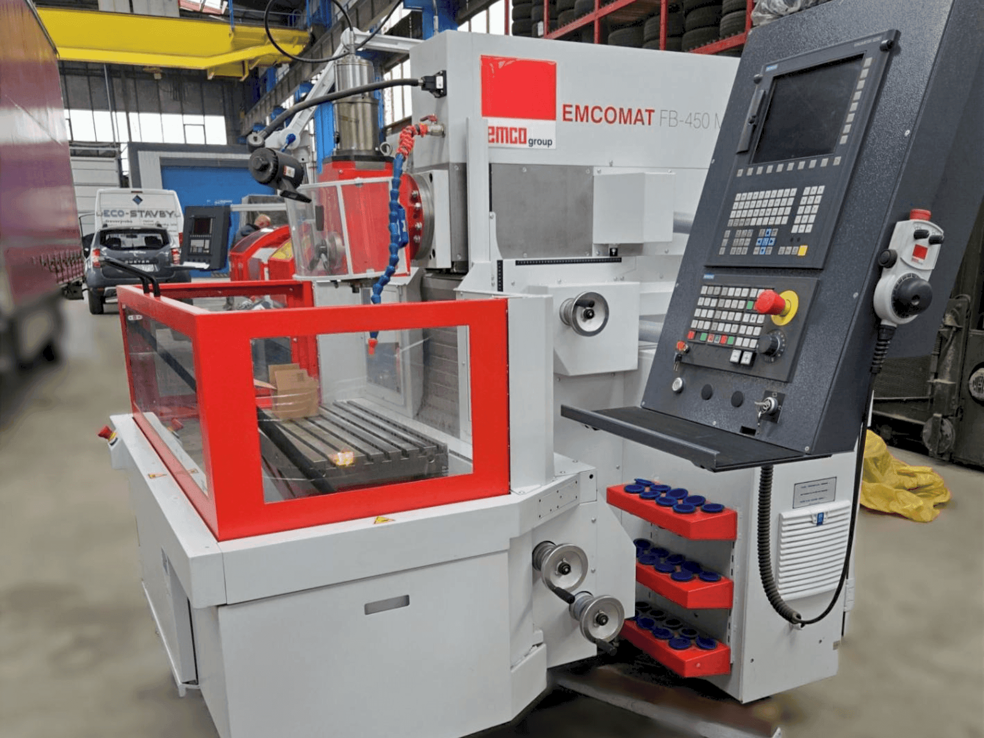 Vooraanzicht van EMCO Emcomat FB-450 MC machine