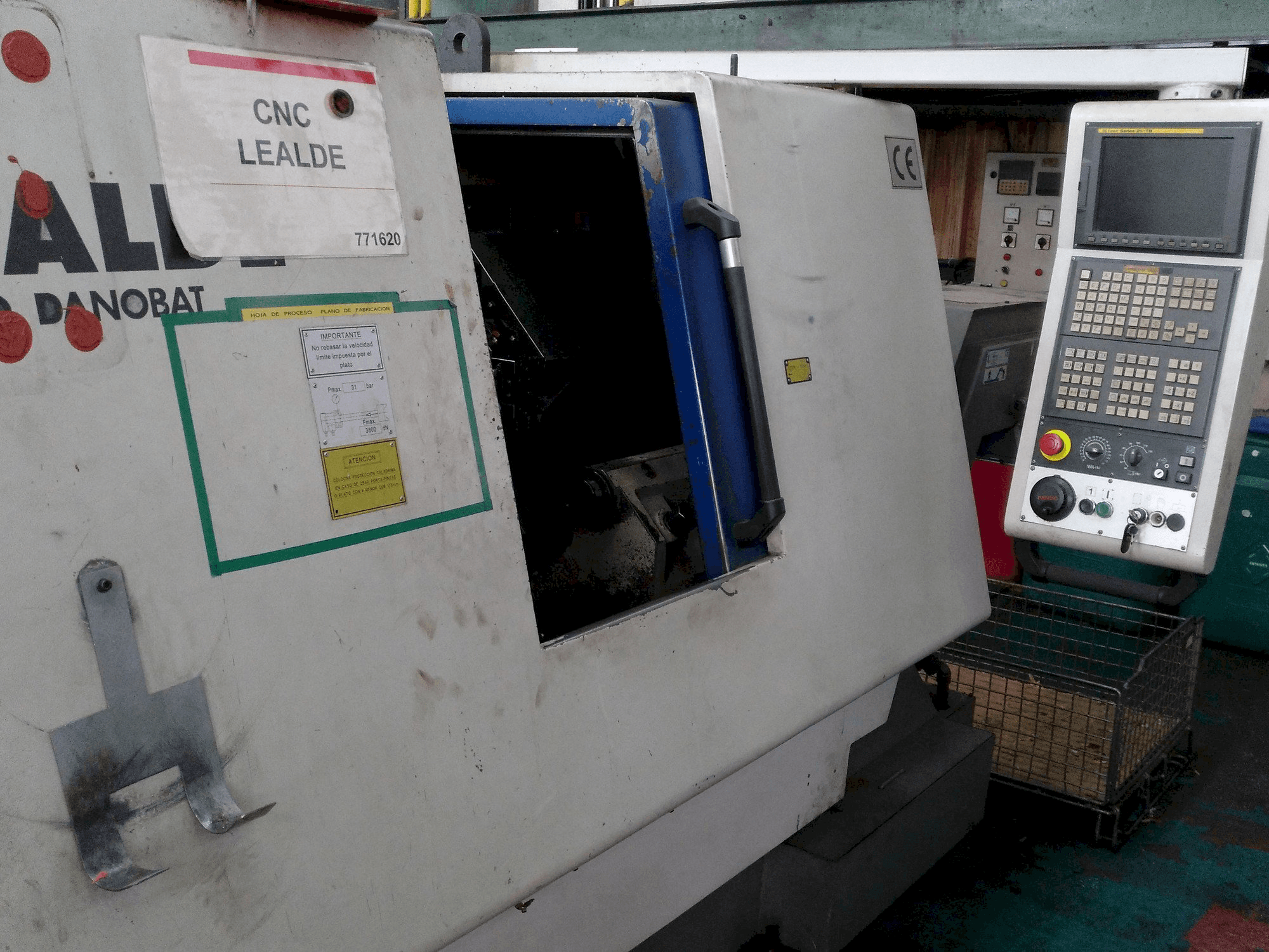 Vooraanzicht van Lealde TNC 10 machine