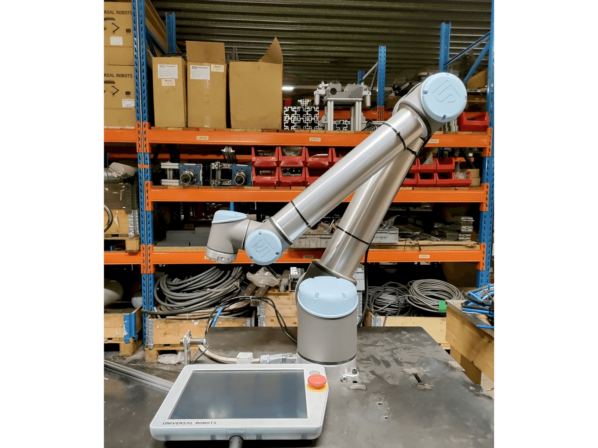 Vooraanzicht van Universal Robots UR10 machine