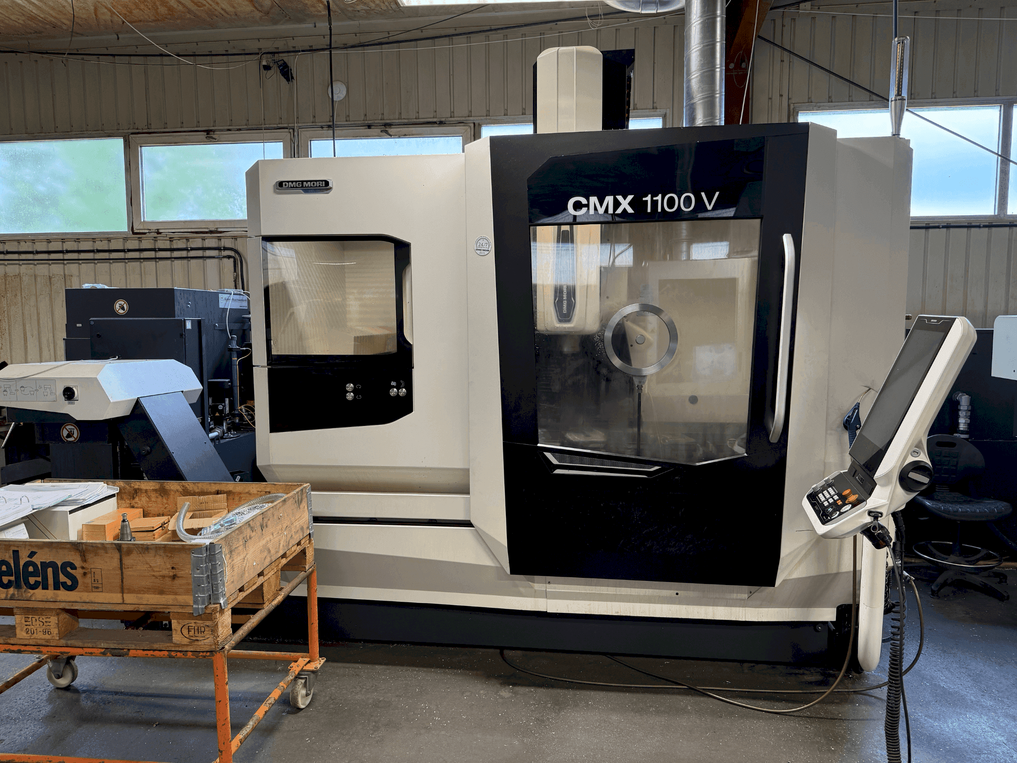 Vooraanzicht van DMG MORI CMX 1100 V (2022) machine