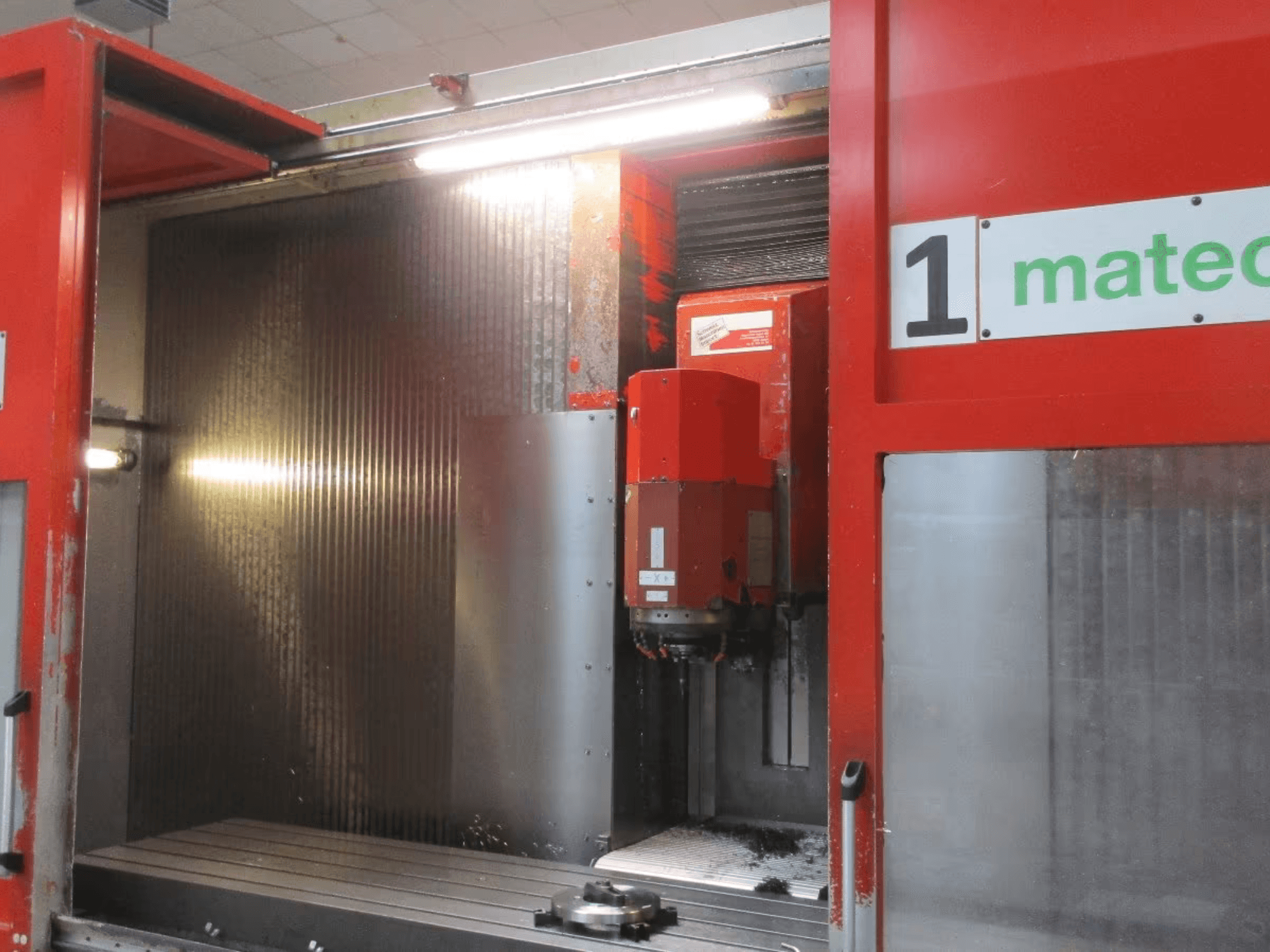 Vooraanzicht van Matec 30 HV CNC Verticaal Bewerkingscentrum met zichtbaar snijgereedschap, metaaloppervlak en machine-interieurdetails.