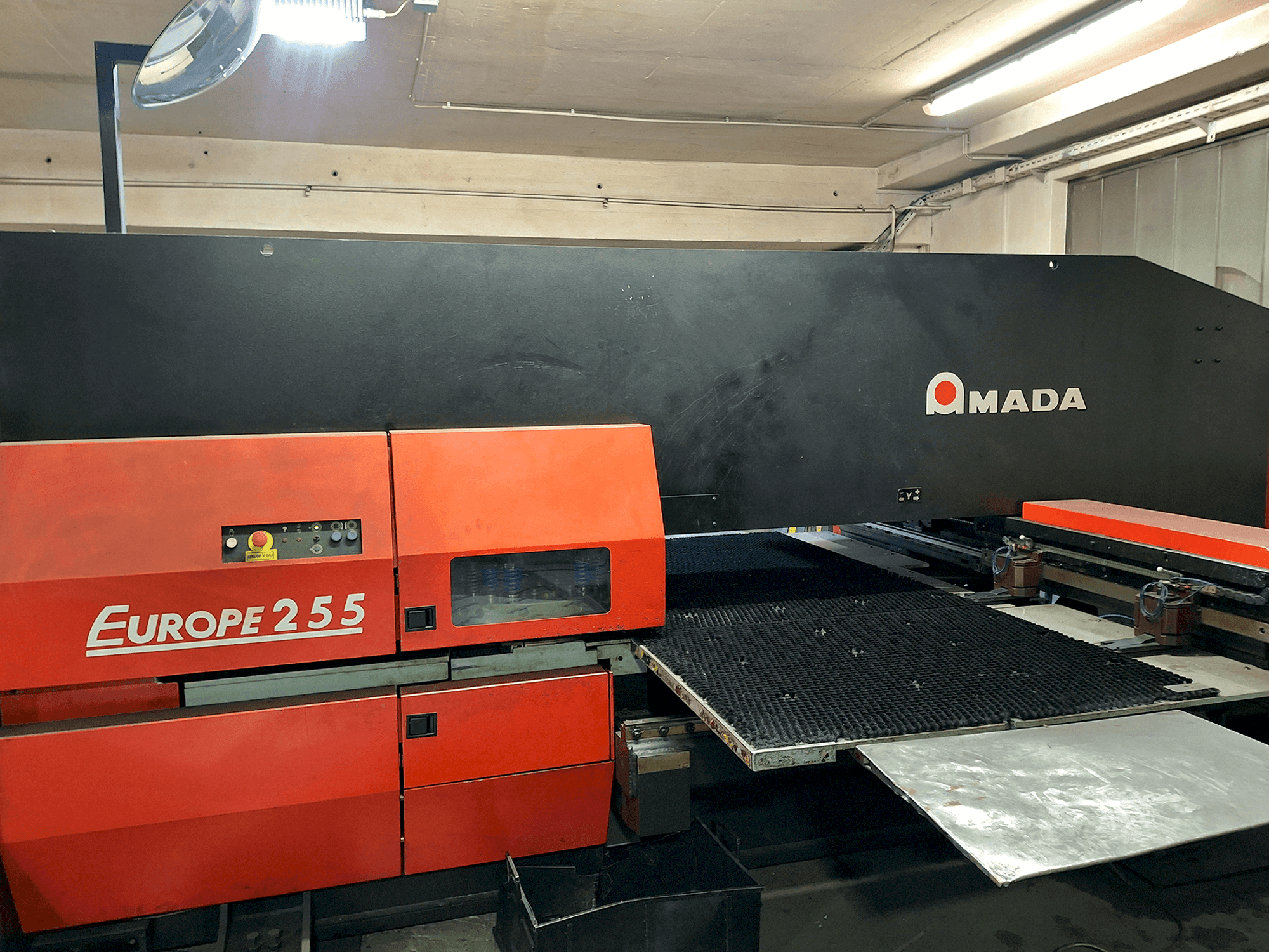 Vooraanzicht van AMADA EUROPE 255 CNC machine