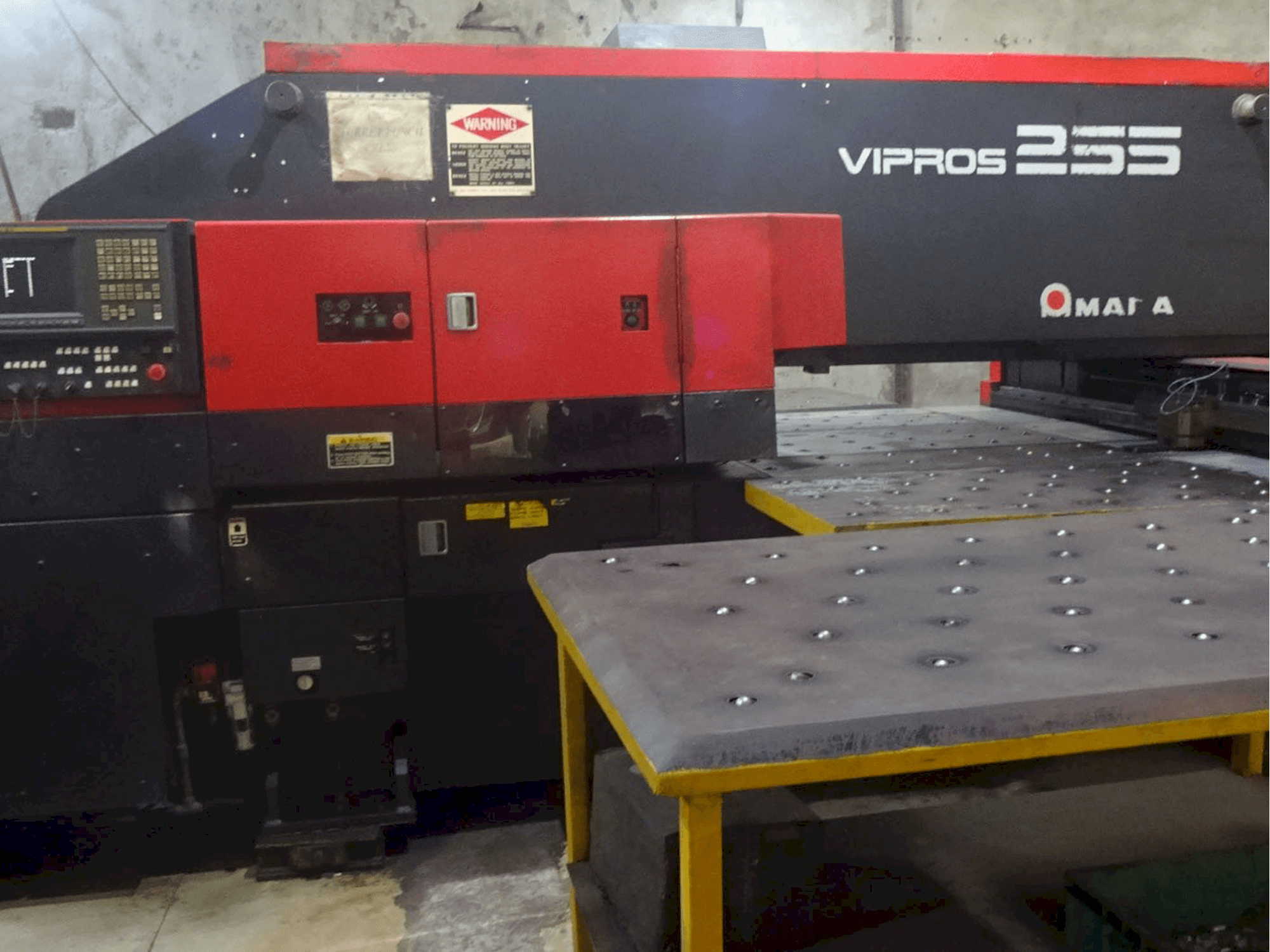 Vooraanzicht van AMADA Vipros 255 machine