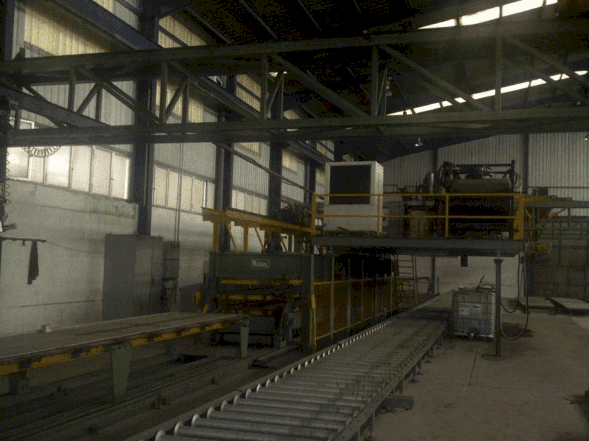 Vooraanzicht van MANNI Sandwich Panel Production Line machine