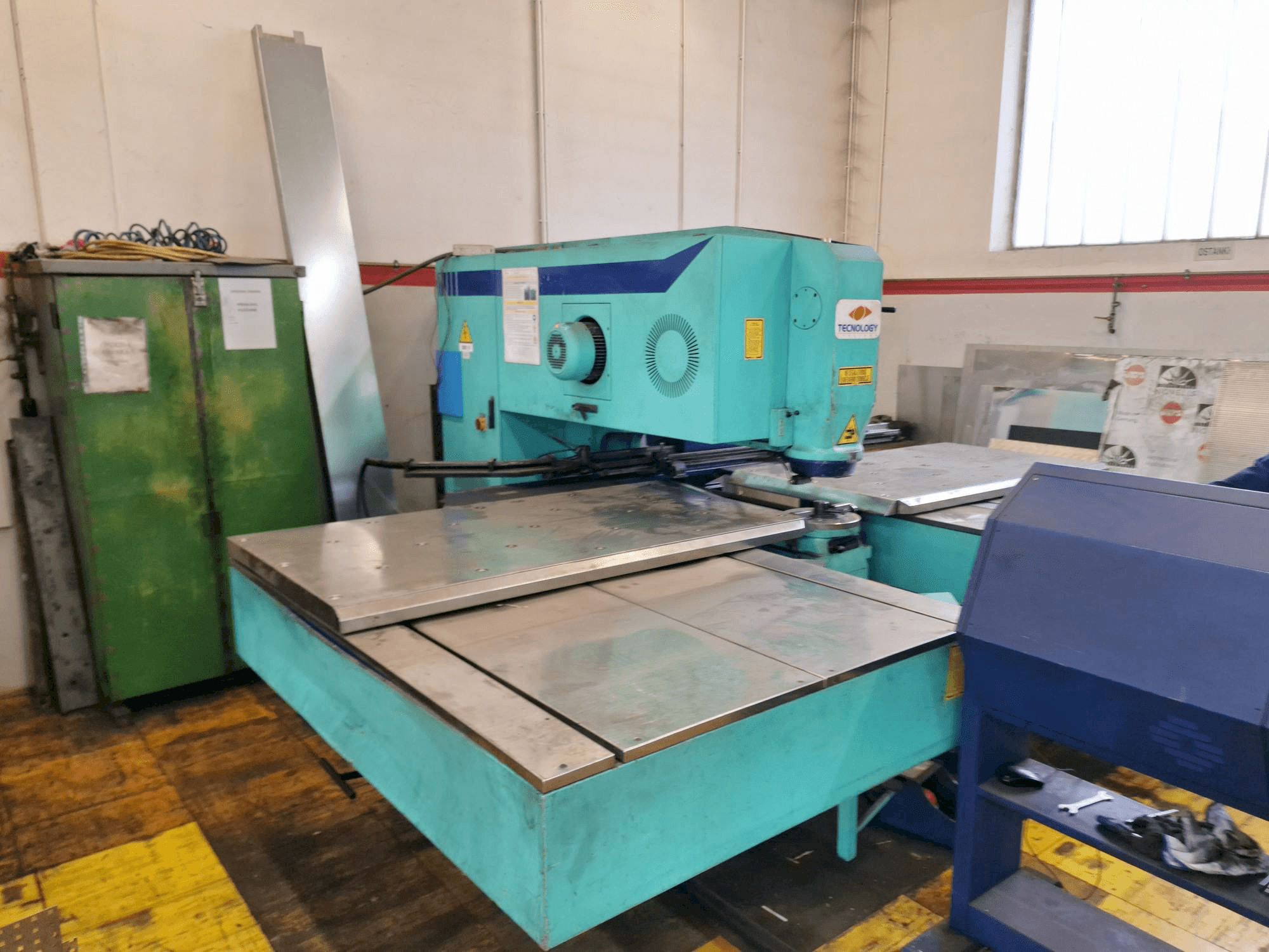 Vooraanzicht van ITALIAN TECNOLOGY 30 C.S.M. 1000 machine
