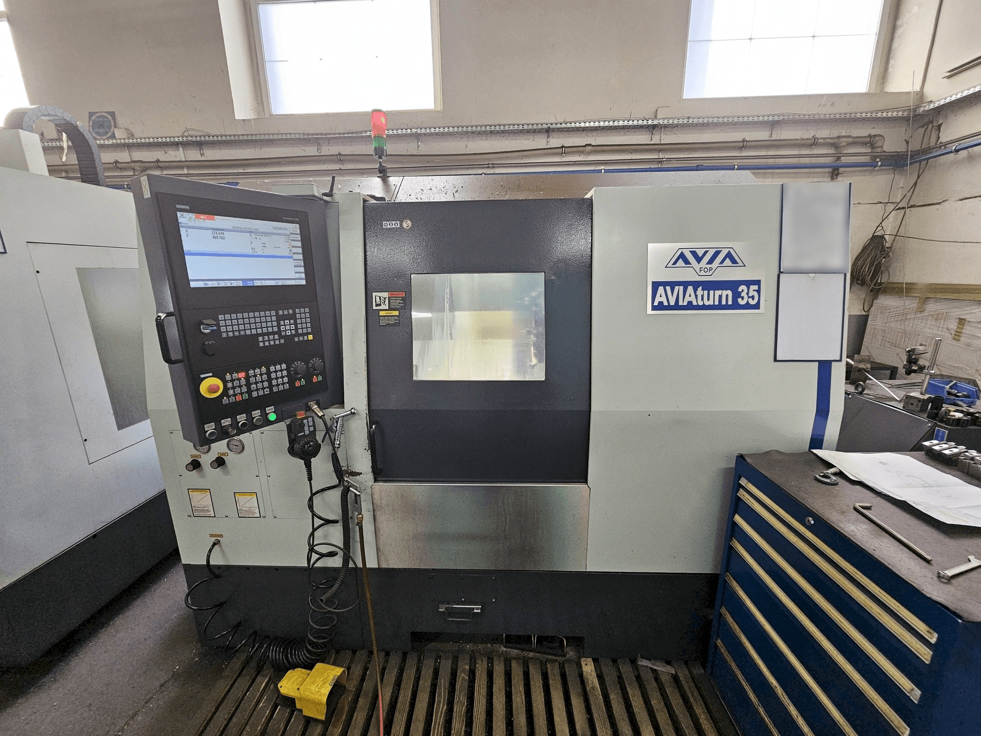 Vooraanzicht van Avia AVIAturn 35 machine