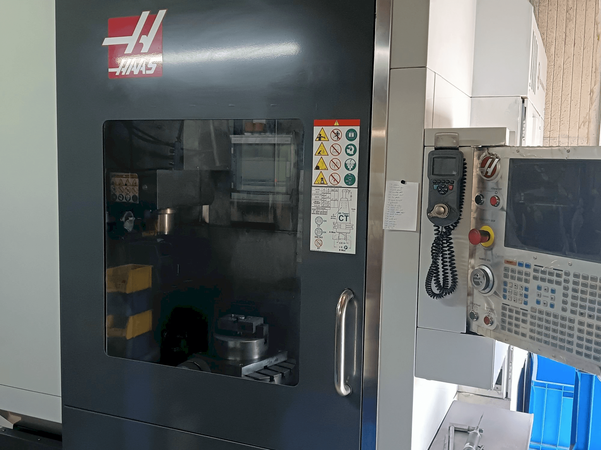 Vooraanzicht van HAAS UMC 750 machine
