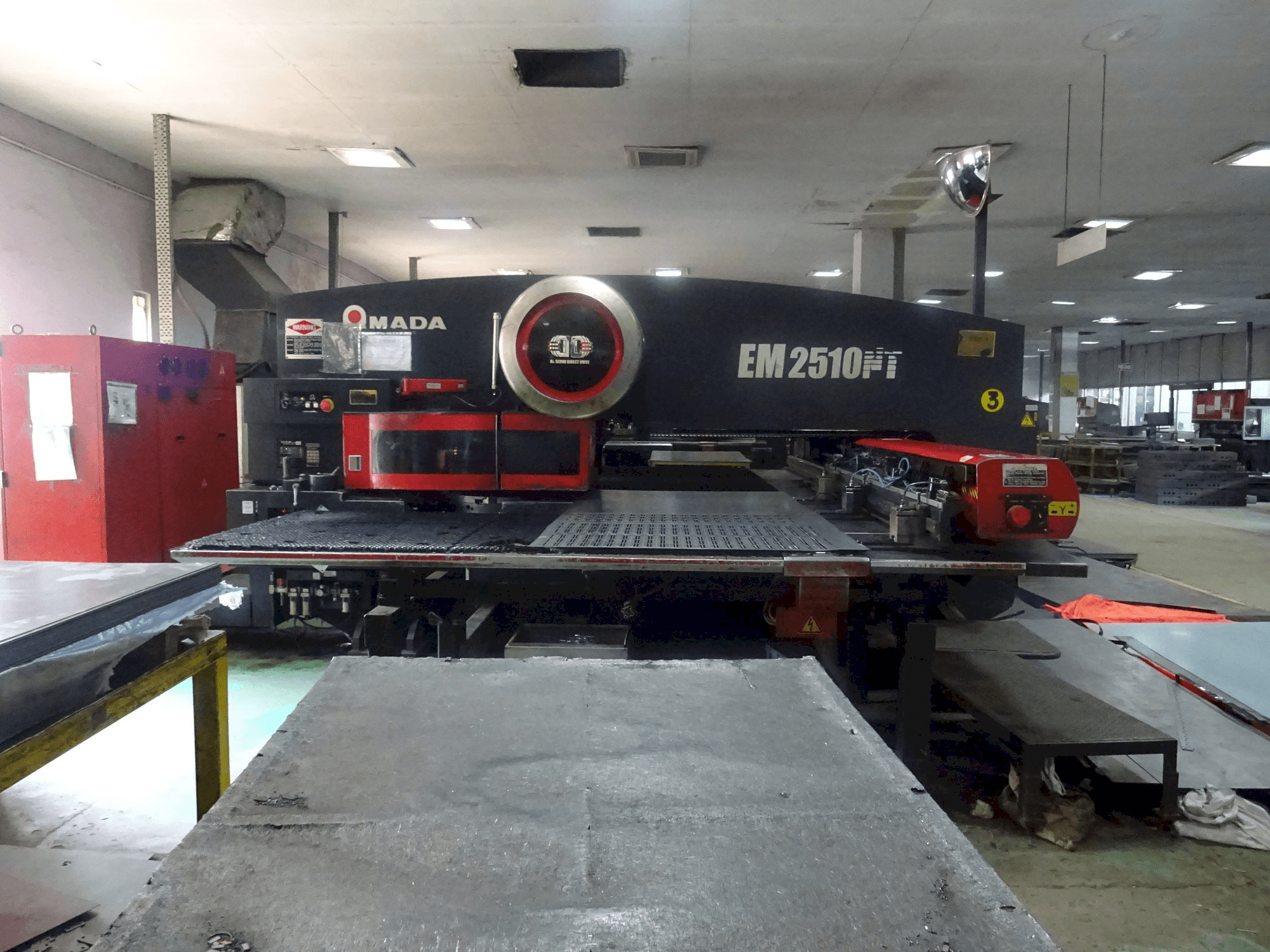 Vooraanzicht van AMADA EM 2510 NT machine