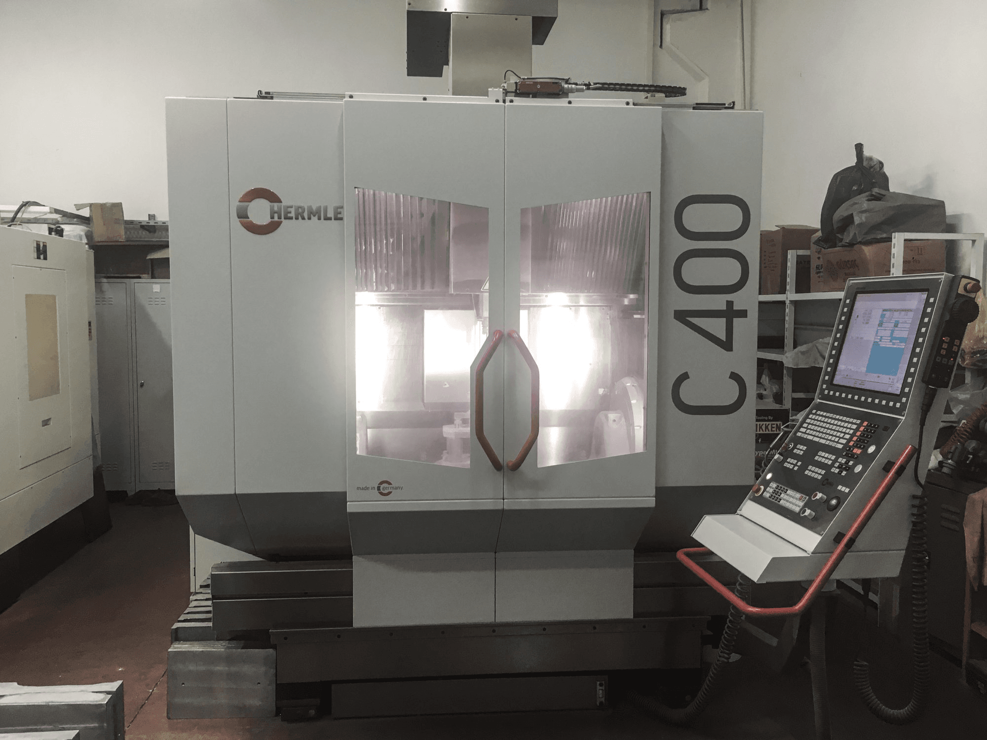 Vooraanzicht van HERMLE C 400 U machine
