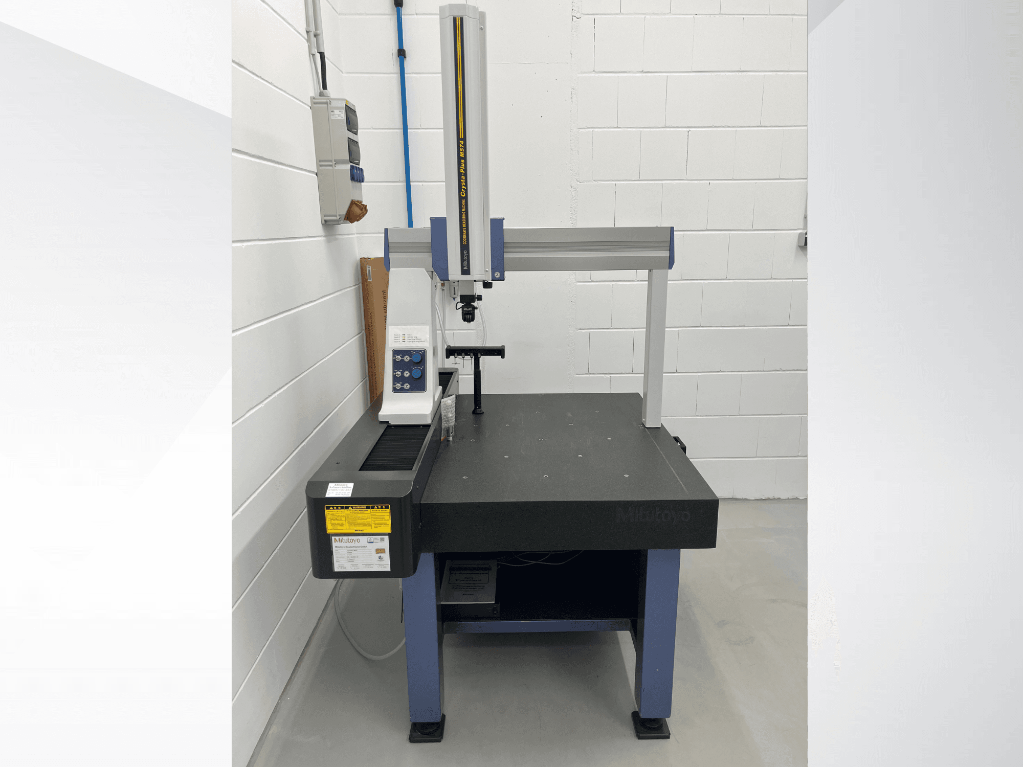Mitutoyo Crysta-Plus M574 coördinatenmeetmachine, vooraanzicht; voorzien van een horizontale meetbrug en een bedieningspaneel.