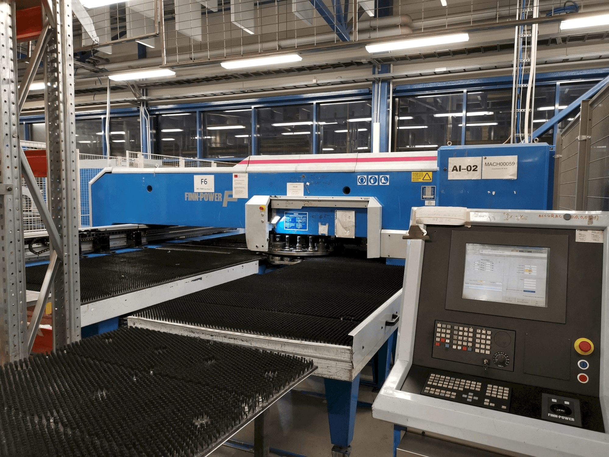 Vooraanzicht van Finn-Power F6SU machine