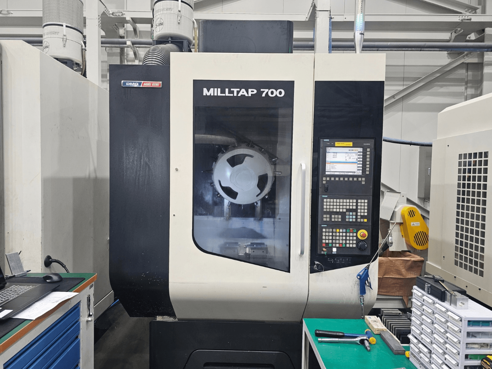 DMG MORI MILLTAP 700 verticaal bewerkingscentrum, vooraanzicht, met details van het bedieningspaneel, de spil en het werkgebied.