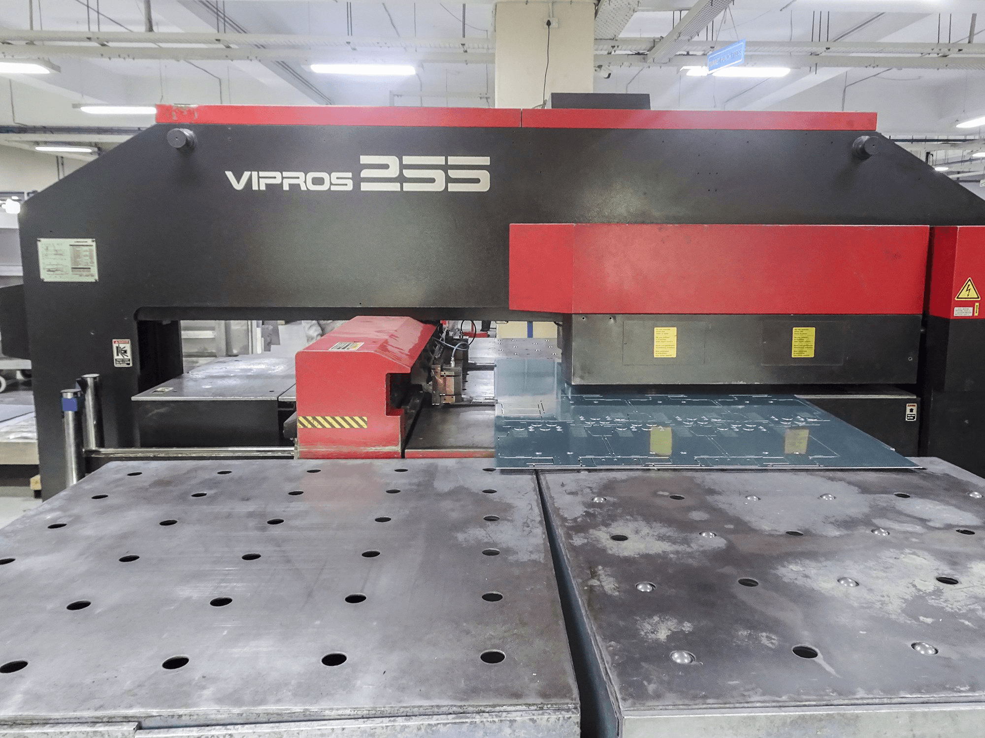 Vooraanzicht van AMADA Vipros 255 machine
