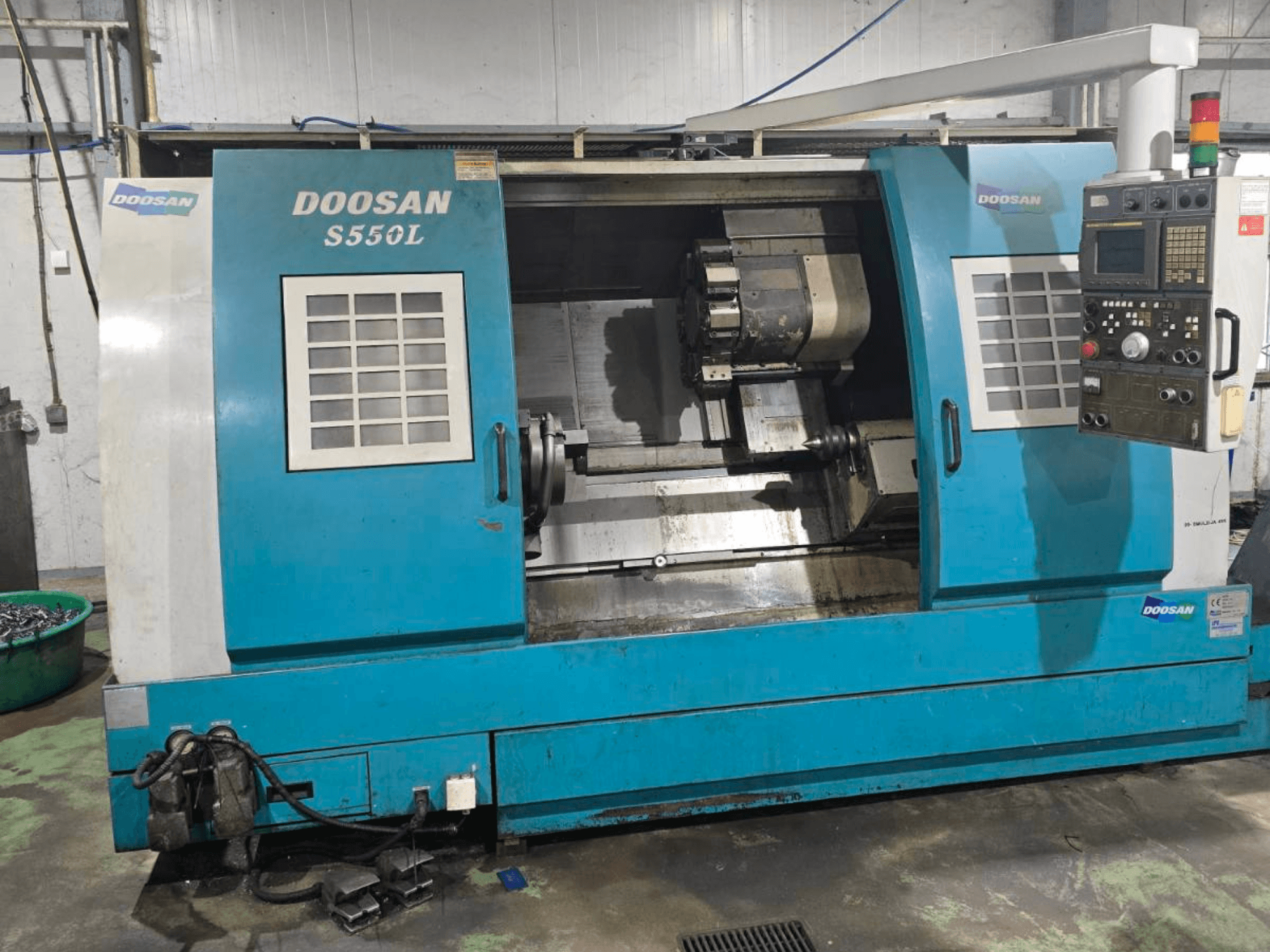 DOOSAN S550L horizontale draaimachine in zijaanzicht, met bedieningspaneel en draaibed, ideaal voor precisiebewerking.
