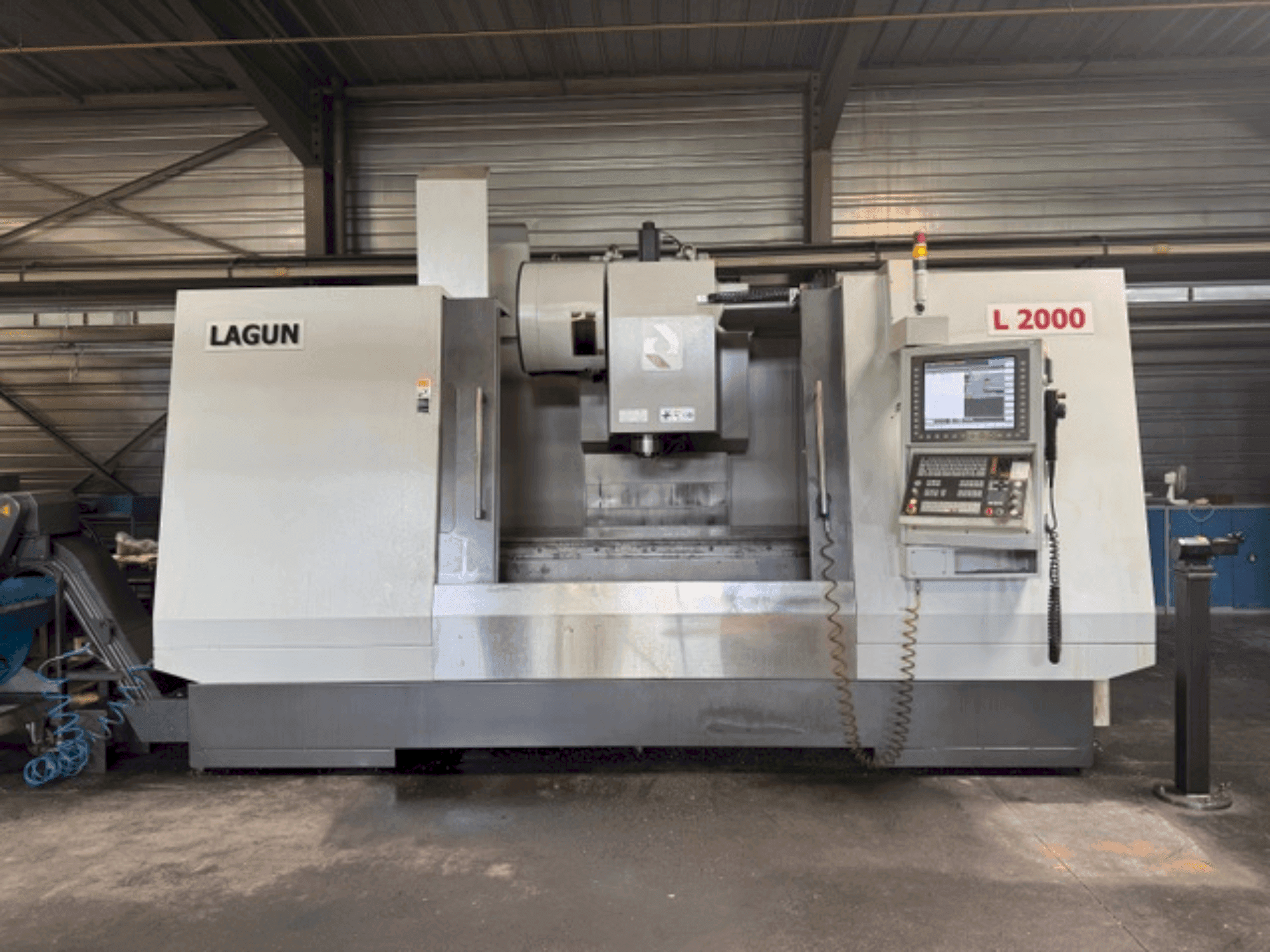Vooraanzicht van LAGUN L2000 machine