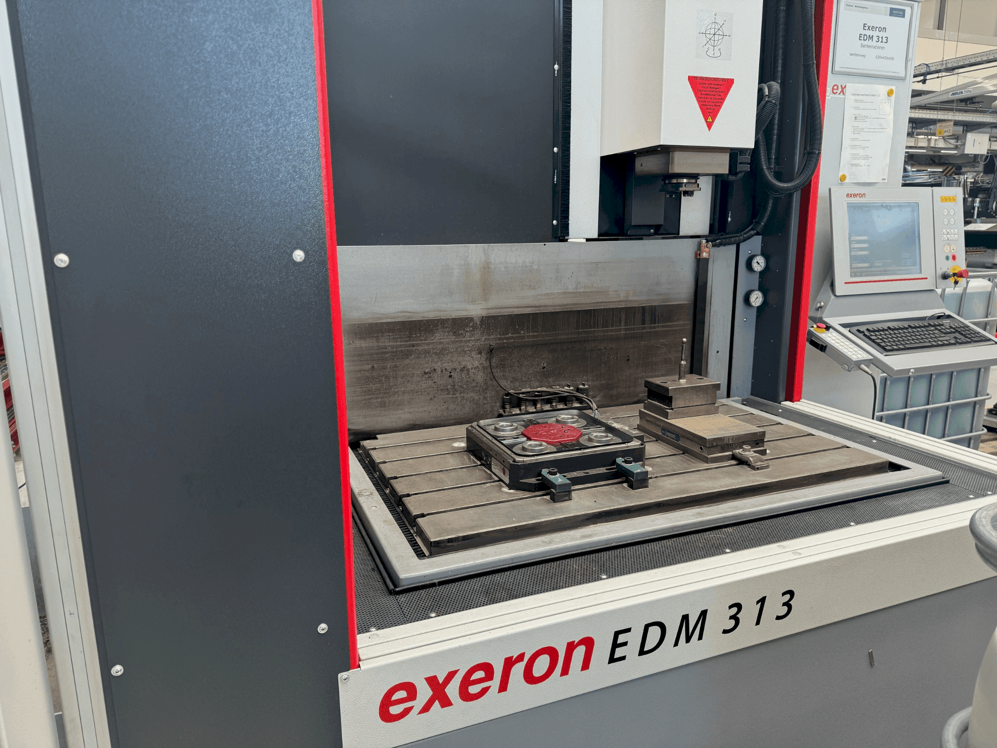 Vooraanzicht van Exeron EDM 313 machine