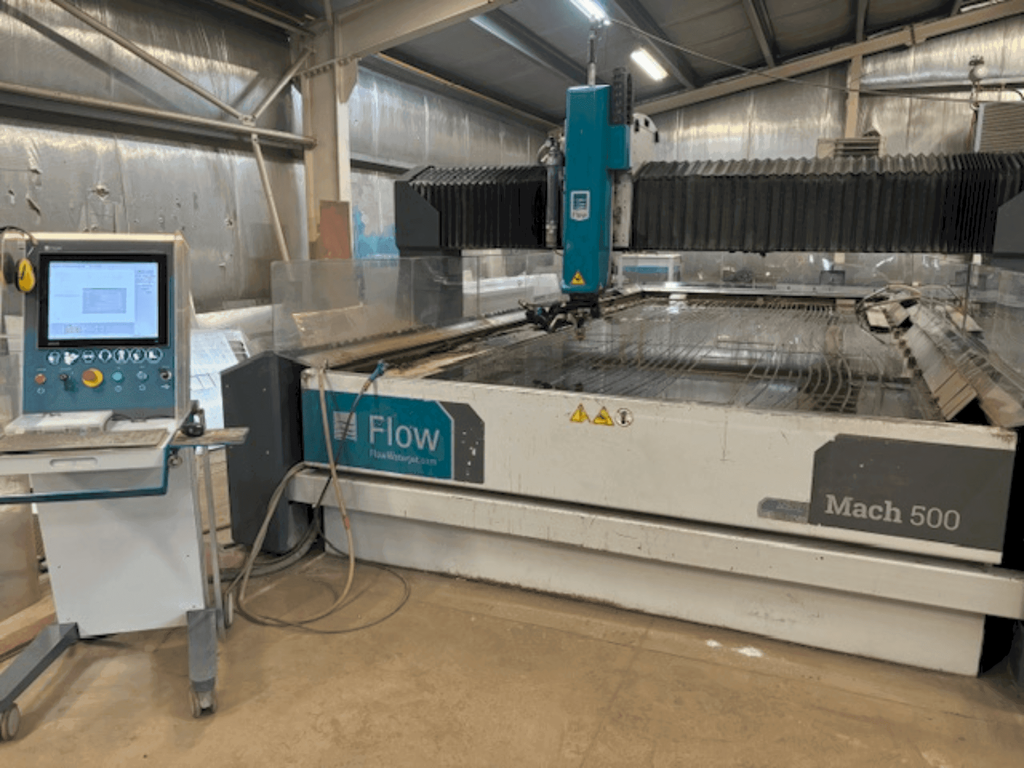 Vooraanzicht van Flow Mach M500-2060 machine