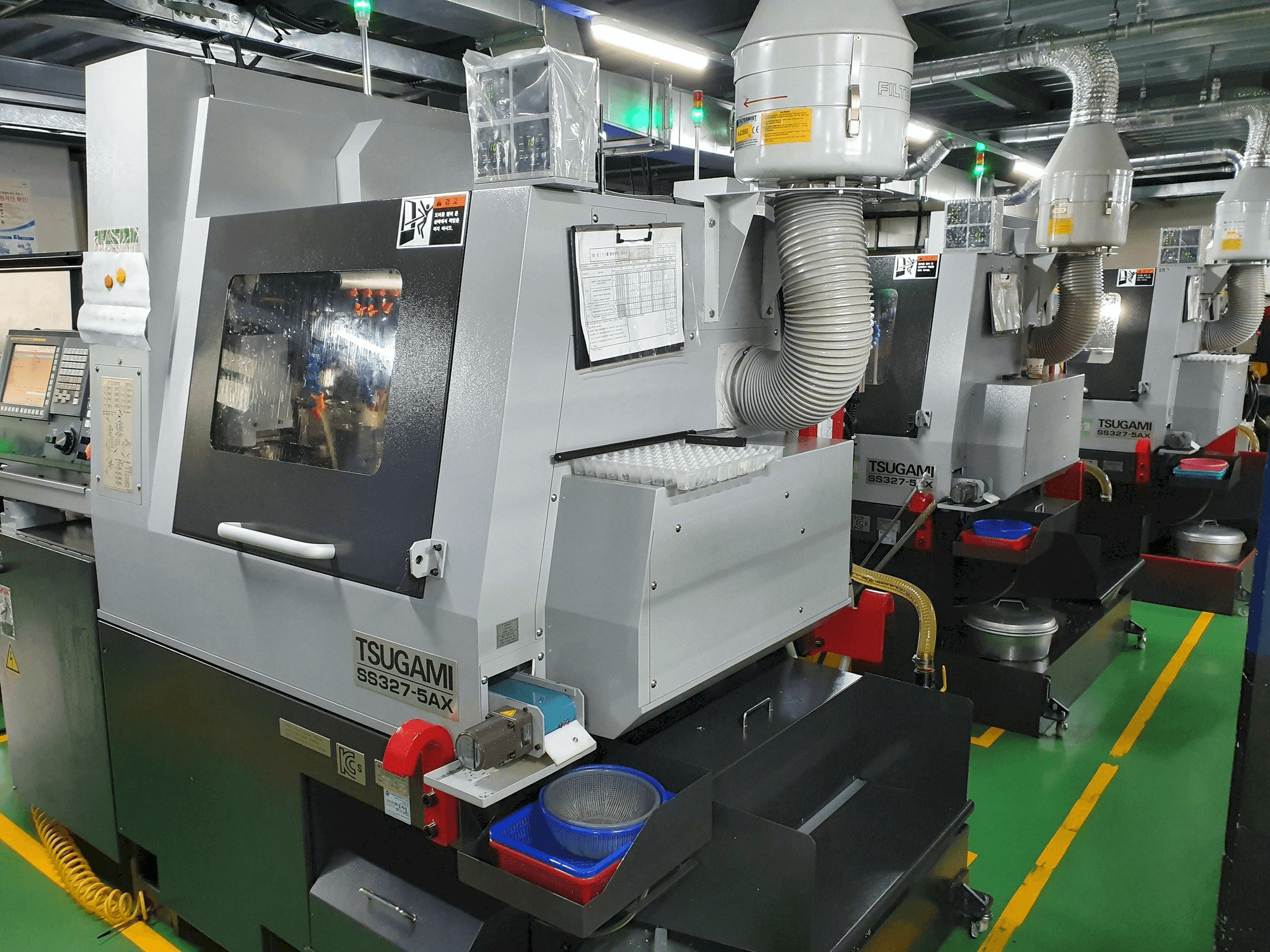 Vooraanzicht van TSUGAMI SS327-5AX machine