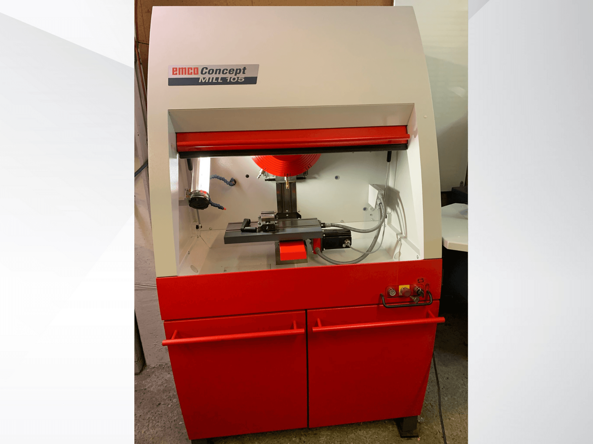 EMCO Concept MILL 105, vooraanzicht van een compacte freesmachine met een rode basis, voorzien van een snijgereedschap en heldere verlichting.
