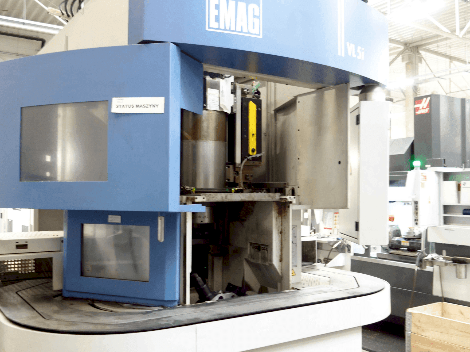 Vooraanzicht van EMAG VSC 250 machine